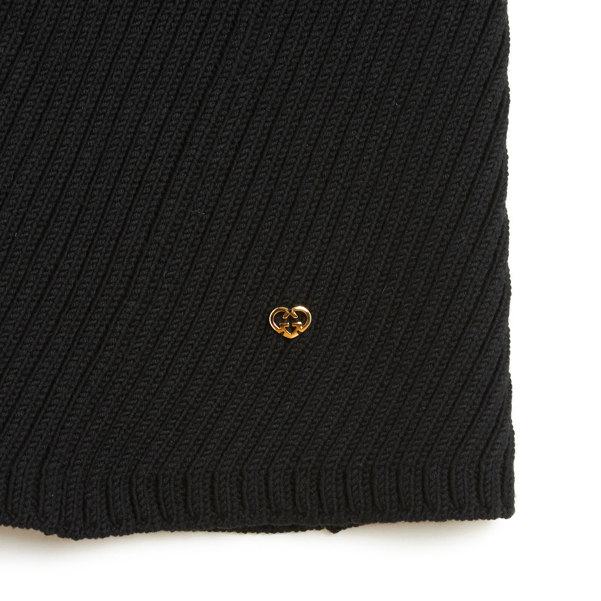 Gucci Minikleid aus dickem schwarzem Rippenstrick, ärmellos, mit Rollkragen, ungefüttert. Größe S, d.h. 36Fr (Maße ohne Dehnung des Netzes): Schulterbreite 31 cm (gleiche Breite über die gesamte Höhe des Kleides), Länge 92 cm. Das Kleid ist in