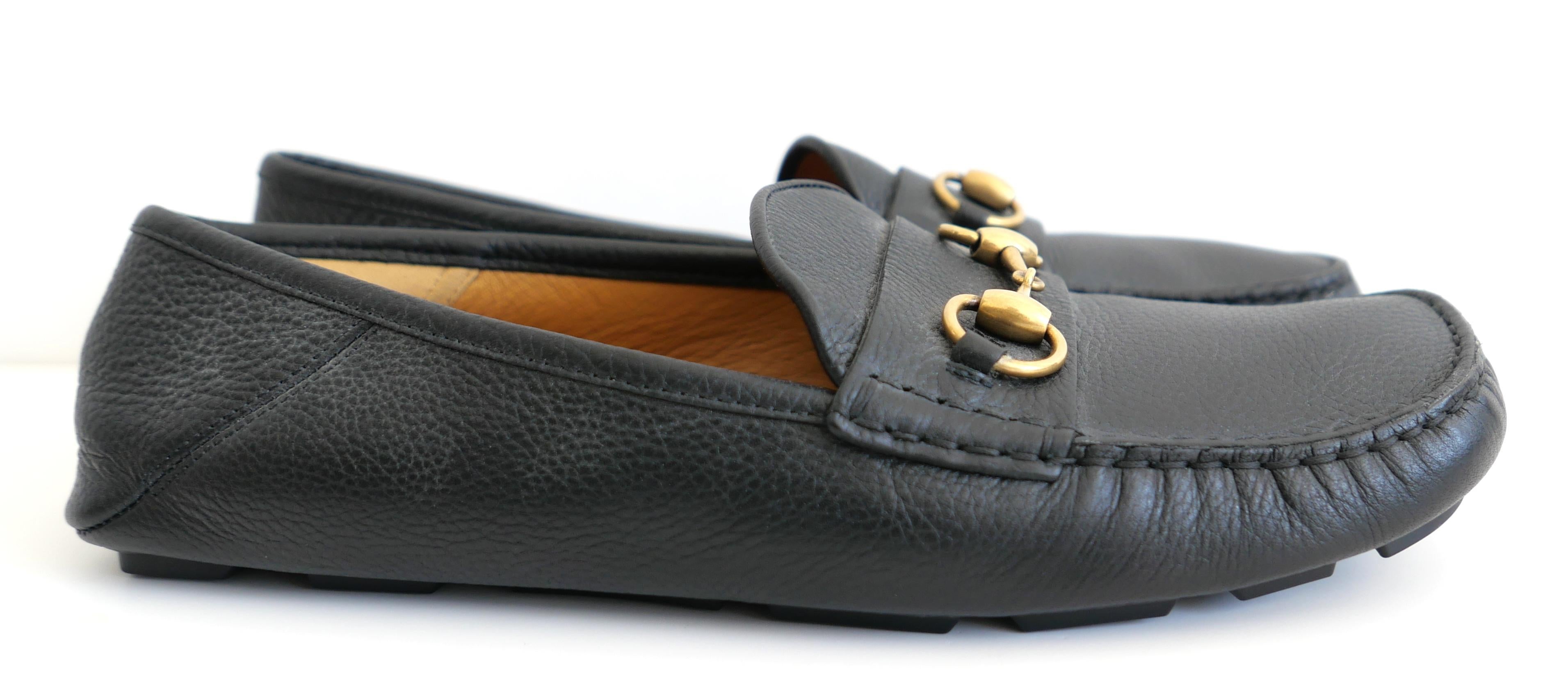 Mocassins Gucci Driver Horsebit de luxe classique. Achetées pour £650 et non portées avec la boîte - elles ont juste été essayées à l'intérieur. Superbement confectionnées en cuir grainé noir très malléable, elles sont dotées d'une pierre dorée