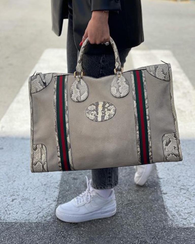 Gucci bag, made of beige suede with python inserts and golden hardware.

Equipped with a zip closure, internally lined in black leather, very roomy.

Present two rigid handles in python and a removable and adjustable 5 cm wide shoulder strap in