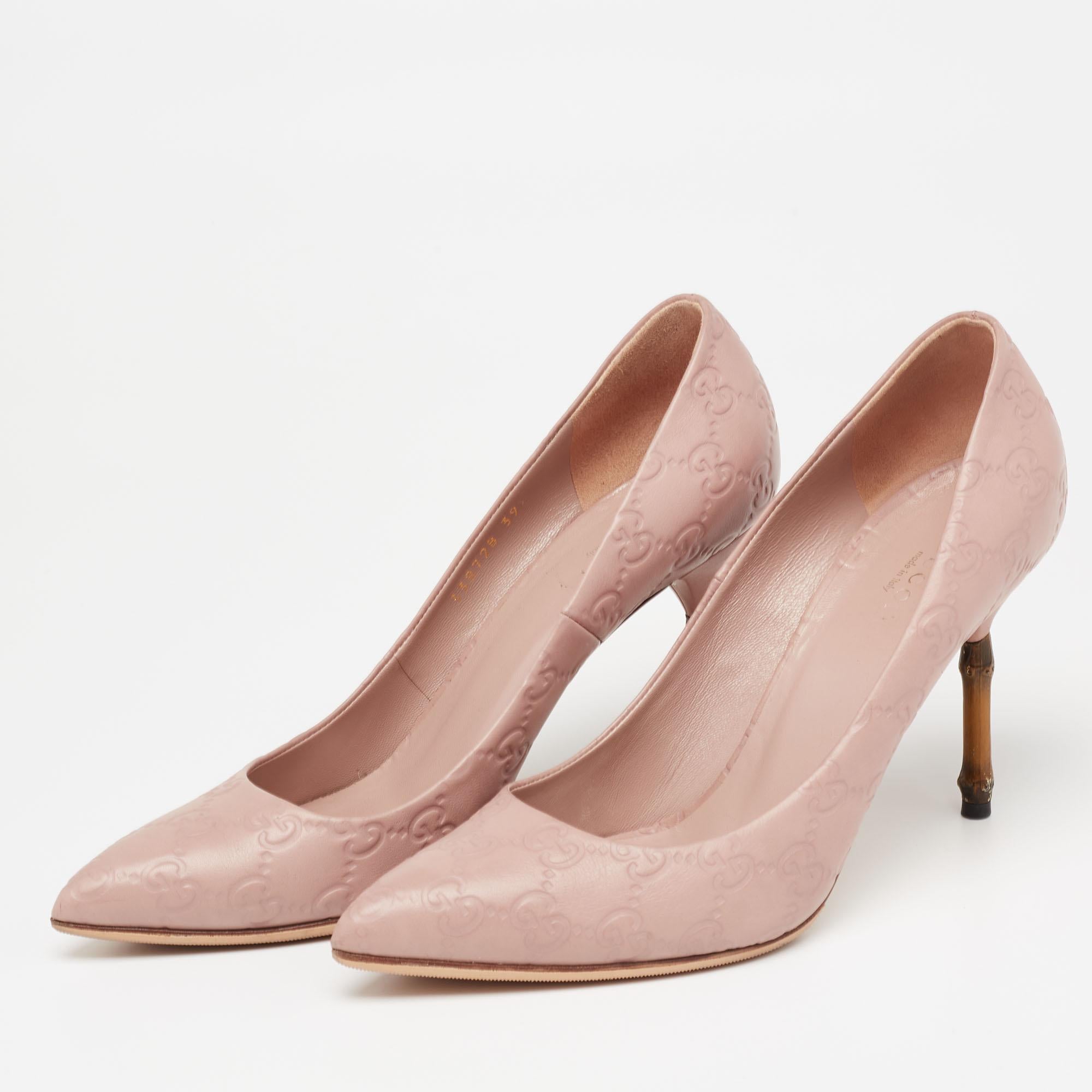 Gucci's timeless aesthetic and stellar craftsmanship in shoemaking is evident in these stunning pumps. Crafted from Guccissima leather in a dusty pink shade, they are designed with pointed-toes and mounted on bamboo heels for the right amount of