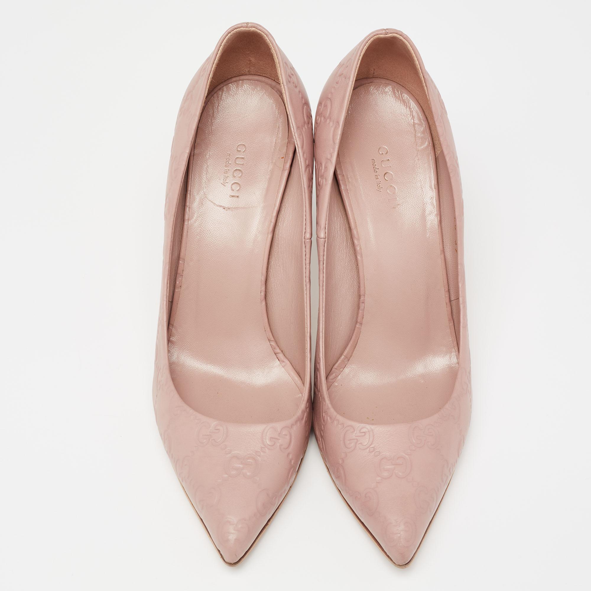 Gucci's timeless aesthetic and stellar craftsmanship in shoemaking is evident in these stunning pumps. Crafted from Guccissima leather in a dusty pink shade, they are designed with pointed-toes and mounted on bamboo heels for the right amount of