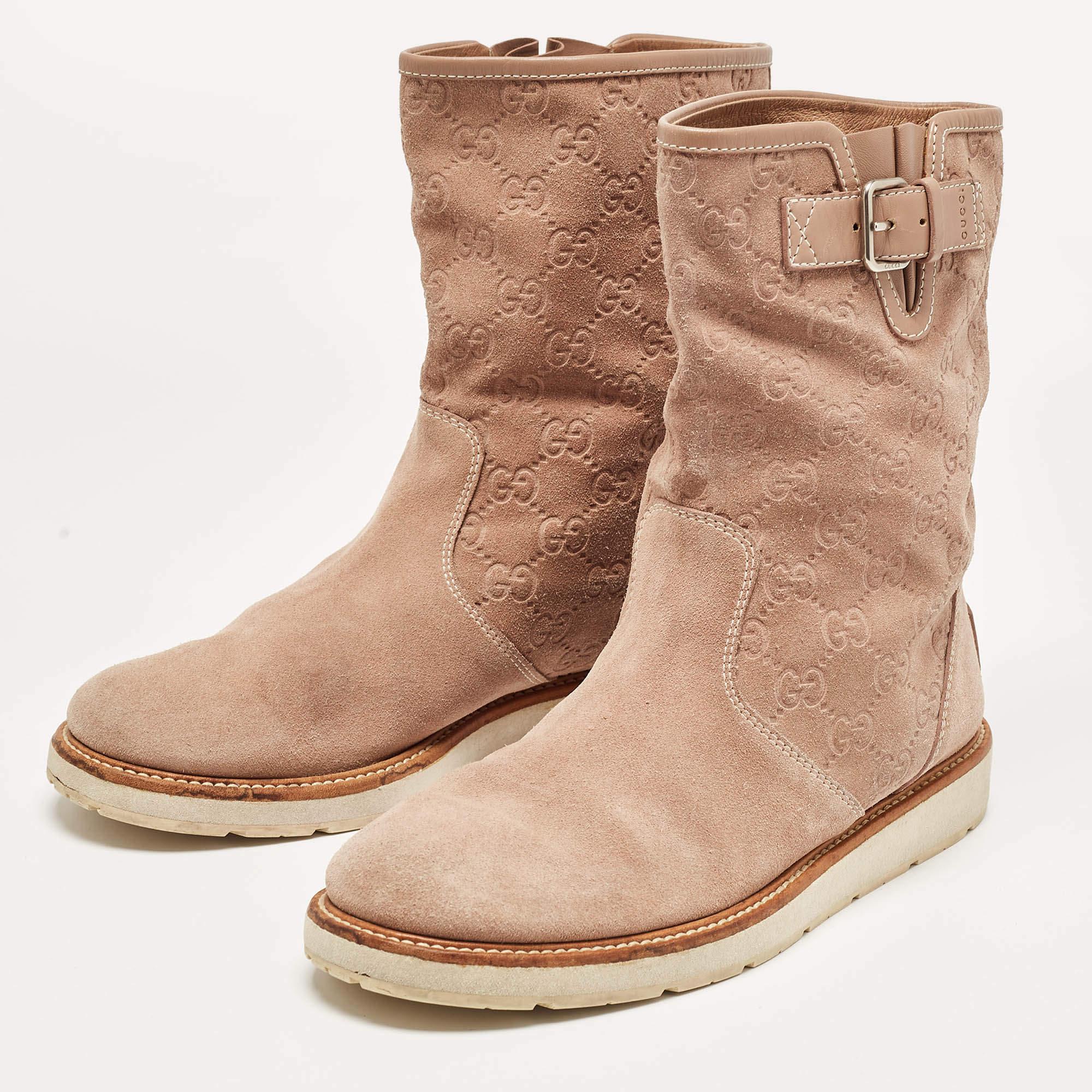 Mit diesen Stiefeln von Gucci setzen Sie ein Zeichen, wo immer Sie hingehen. Die Stiefel sind aus Guccissima-Wildleder in wunderschönem Beige und haben ein schlichtes Design mit Schnallendetails und Gummisohlen. Sie werden dieses Paar sicher lieben!