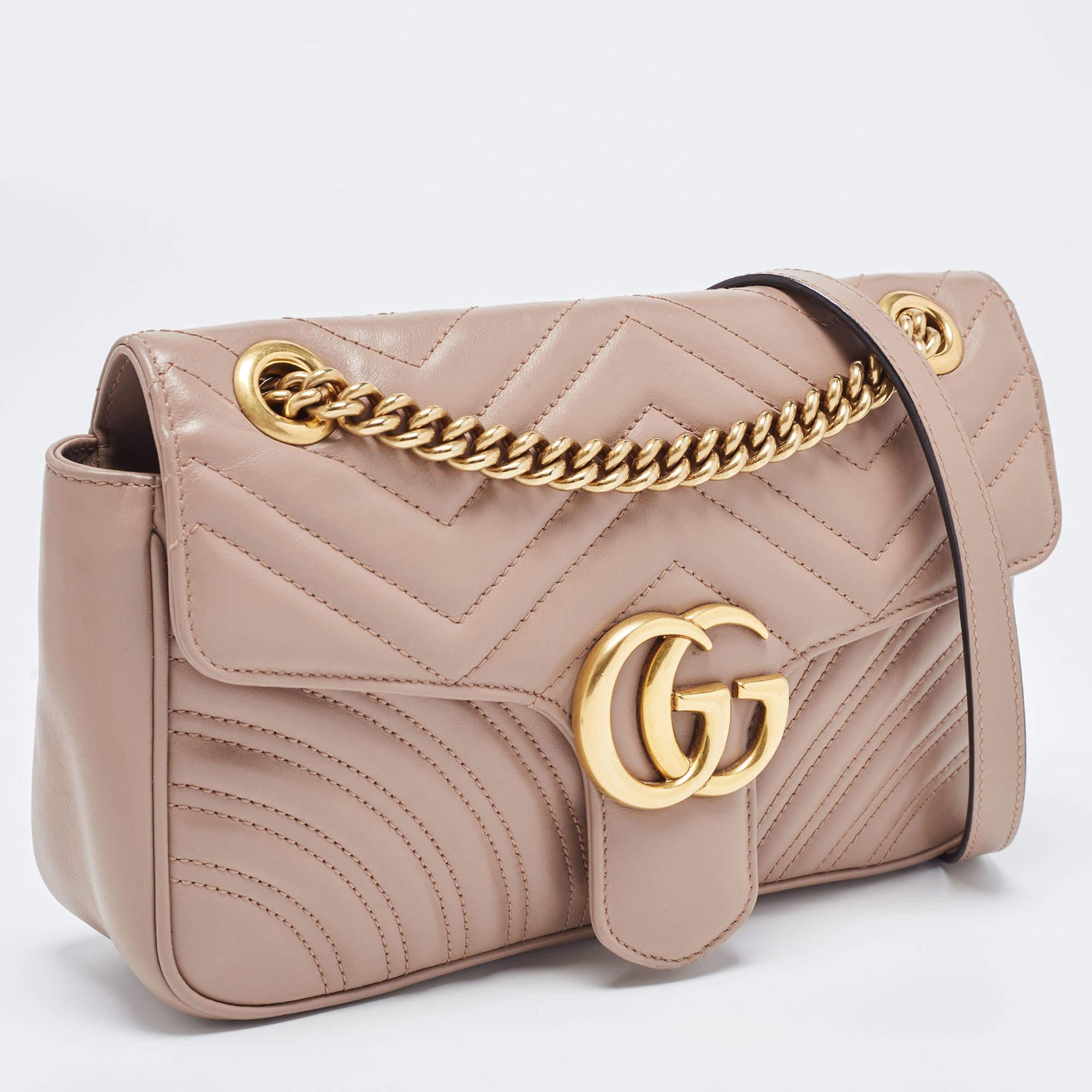 Innovative and sophisticated, this Gucci GG Marmont shoulder bag is a timeless piece that can last you season after season. This bag is finely crafted from matelassé leather and gets a luxe update with a 'GG' motif on the front. It can be carried