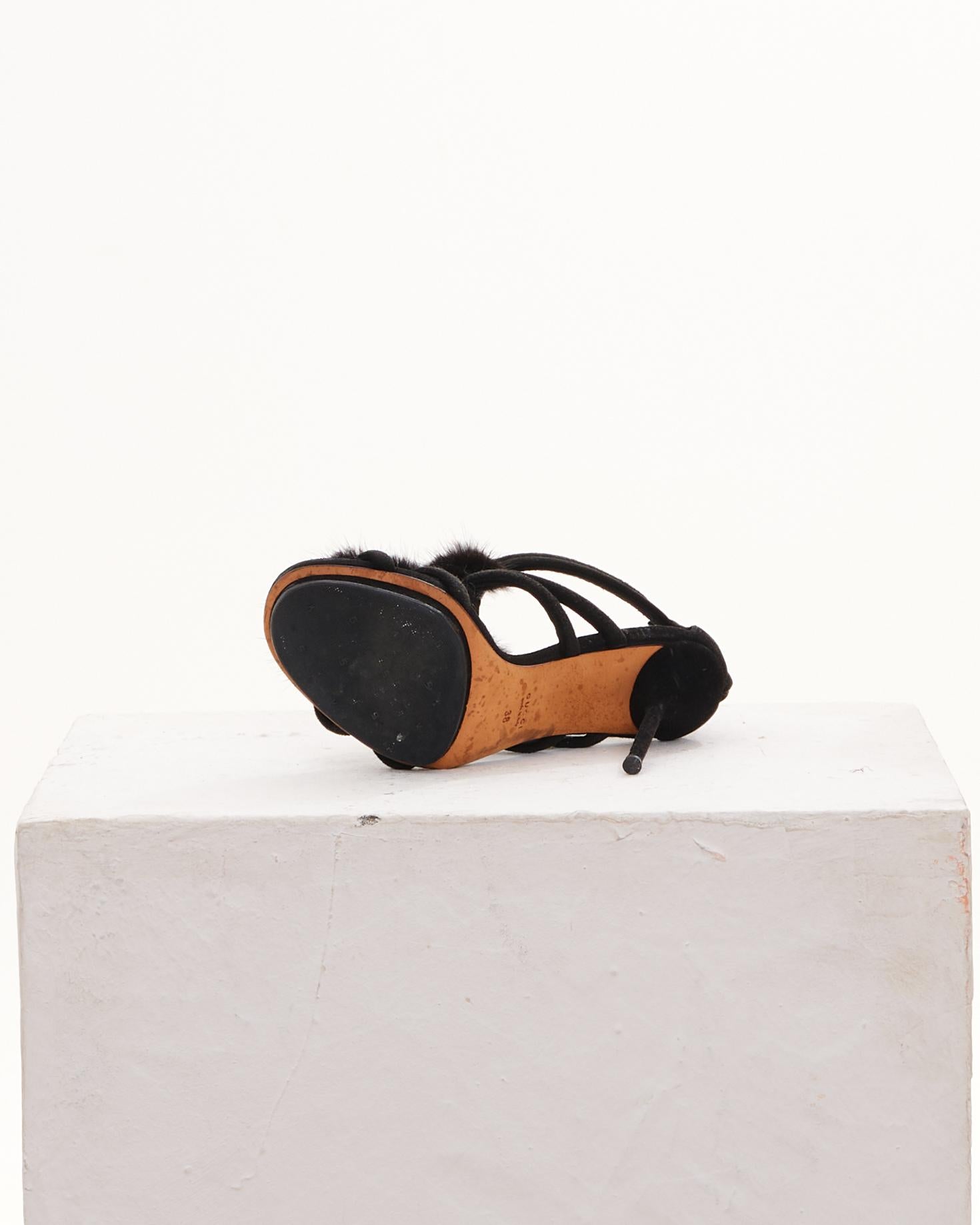 GUCCI Early 00's Fur-Trimmed Suede Sandals In Excellent Condition For Sale In Milano, IT