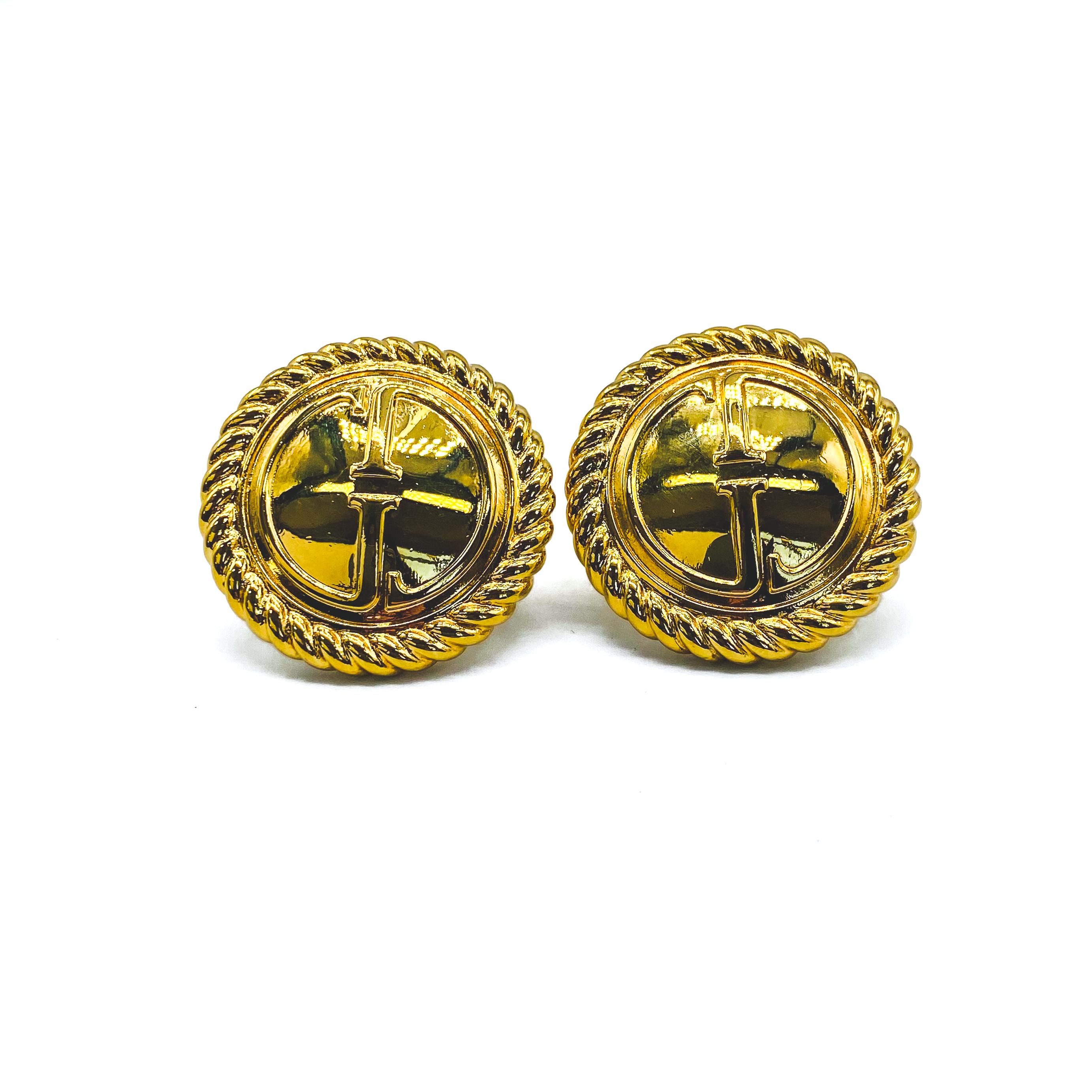 Gucci Vintage 1990s Clip On Earrings

Rare and collectable Tom Ford era GG earrings made for the 1994 collection 

Detail
-Made in Italy in 1994
-Crafted from gold plated metal
-Features the iconic double G logo

Size & Fit
-Measure approx 1.2