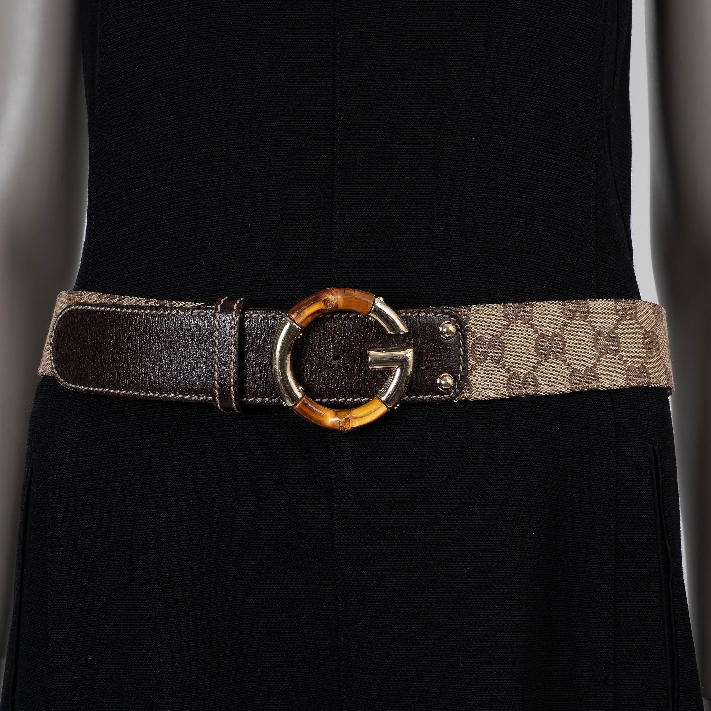 Dieser 100% authentische Gucci-Gürtel aus ebenholzfarbenem und beigem GG-Canvas ist eine raffinierte Interpretation des ikonischen Motivs des Hauses. Mit der markanten Doppel-G-Schließe aus Bambus und hellgoldfarbenem Metall verbindet sie natürliche