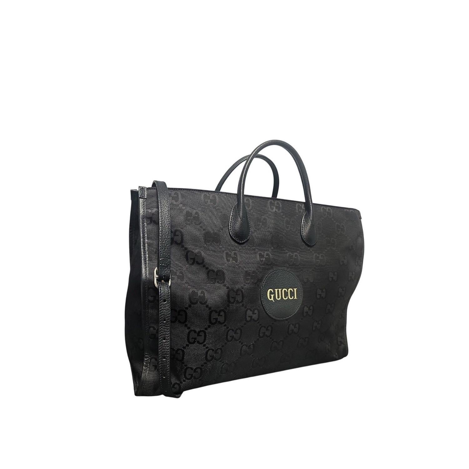Gönnen Sie sich Luxus mit der Gucci Econyl Nylon Monogram Large Off The Grid Tote Bag. Diese elegante Tasche ist aus feinem Gucci GG Monogram Econyl-Nylon gefertigt. Diese Tasche ist mit Lederbesatz, gerollten Ledergriffen, einem verstellbaren