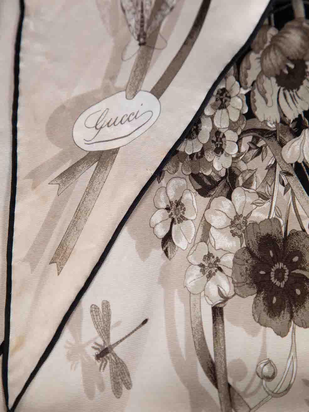 Gucci écharpe triangulaire à motifs floraux écrus Bon état - En vente à London, GB