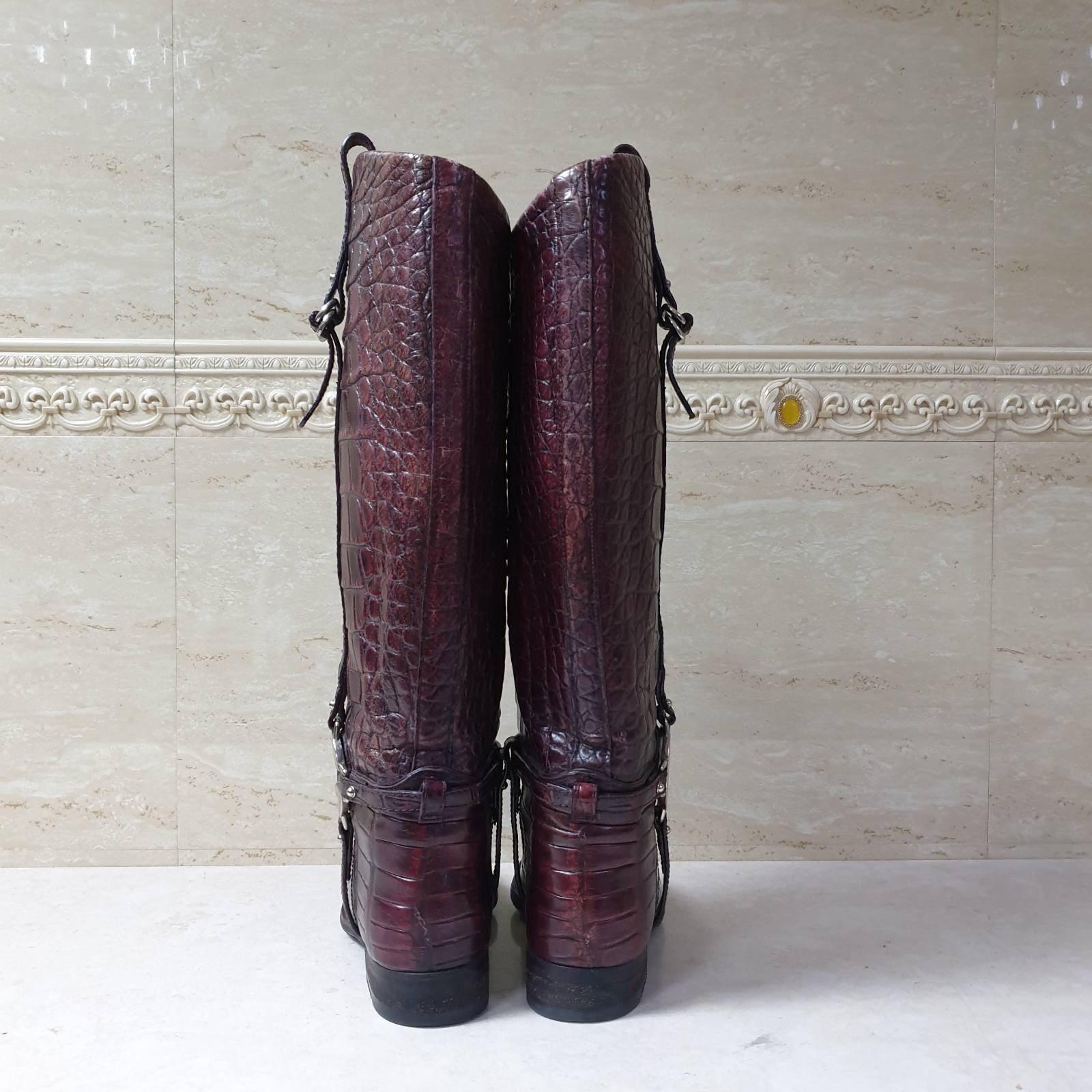 Limited edition crocodile boots in eggplant color. 
These boots  come with duster. 
This is a limited edition of Gucci's riding boots in a rich eggplant crocodile. 
Stunning
Sz.38
Condition is very good.
Shippig from Poland.