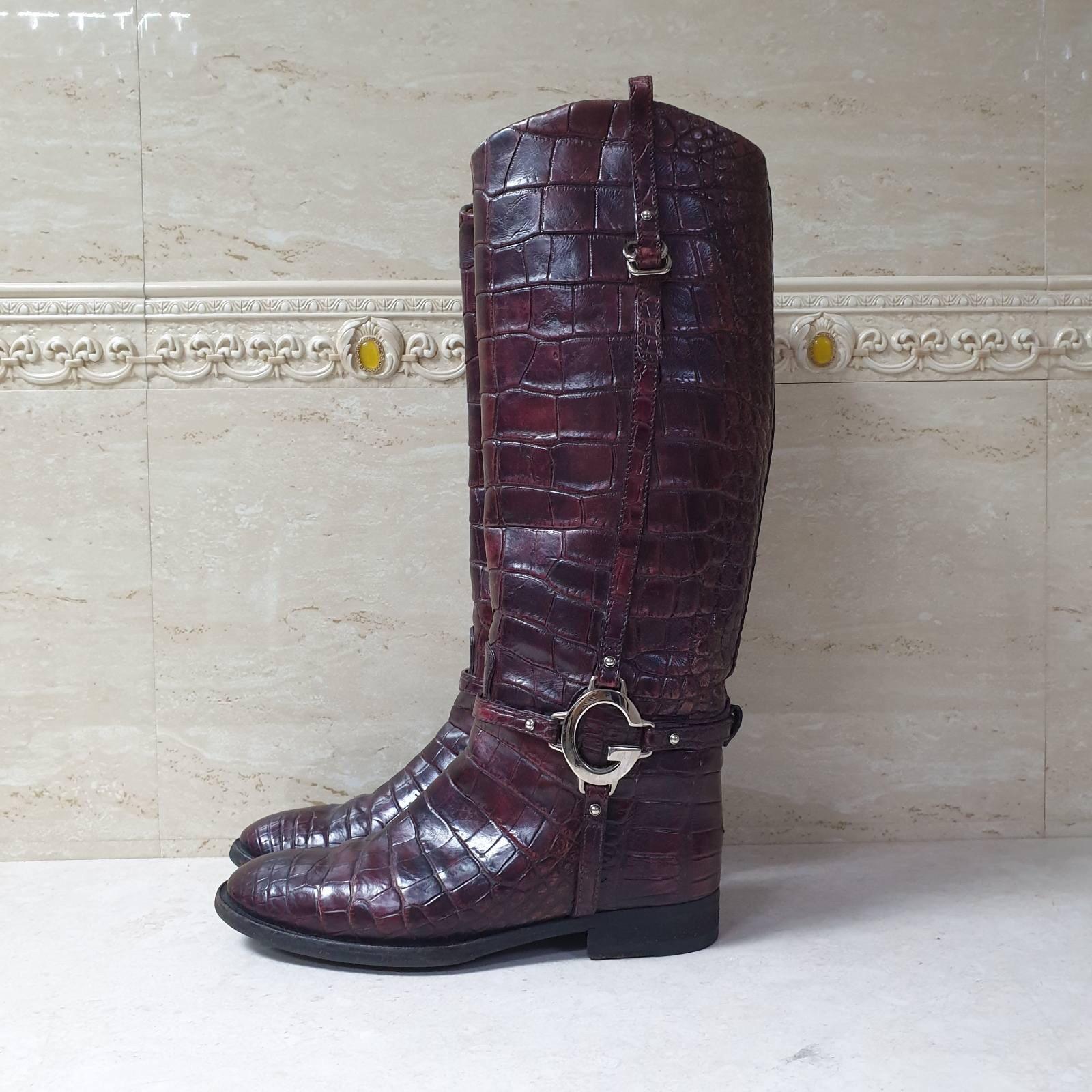 Gucci Eggplant Crocodile Riding Boots In Excellent Condition In Krakow, PL