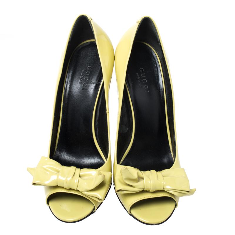 Upgrade your look by adding these Gucci pumps to the wardrobe. They are crafted from patent leather and designed in a subtle lime green hue with bows on the peep toes and 11cm stiletto heels. Finesse and poise will all come naturally when you wear