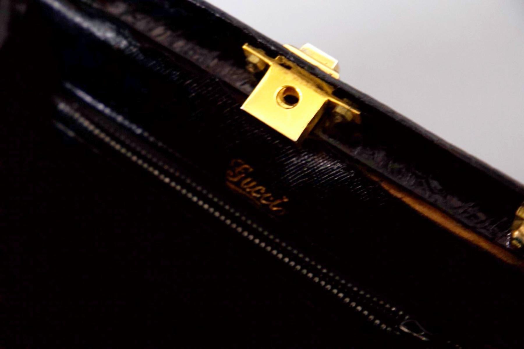 Gorgeous black leather bag designed by Gucci in the 1980s, Italian manufacture.
ORIGINAL LABEL.
The bag has rectangular shape and is entirely made of leather, with shiny crocodile texture, very sensual and elegant.
The handbag has the internal mark,