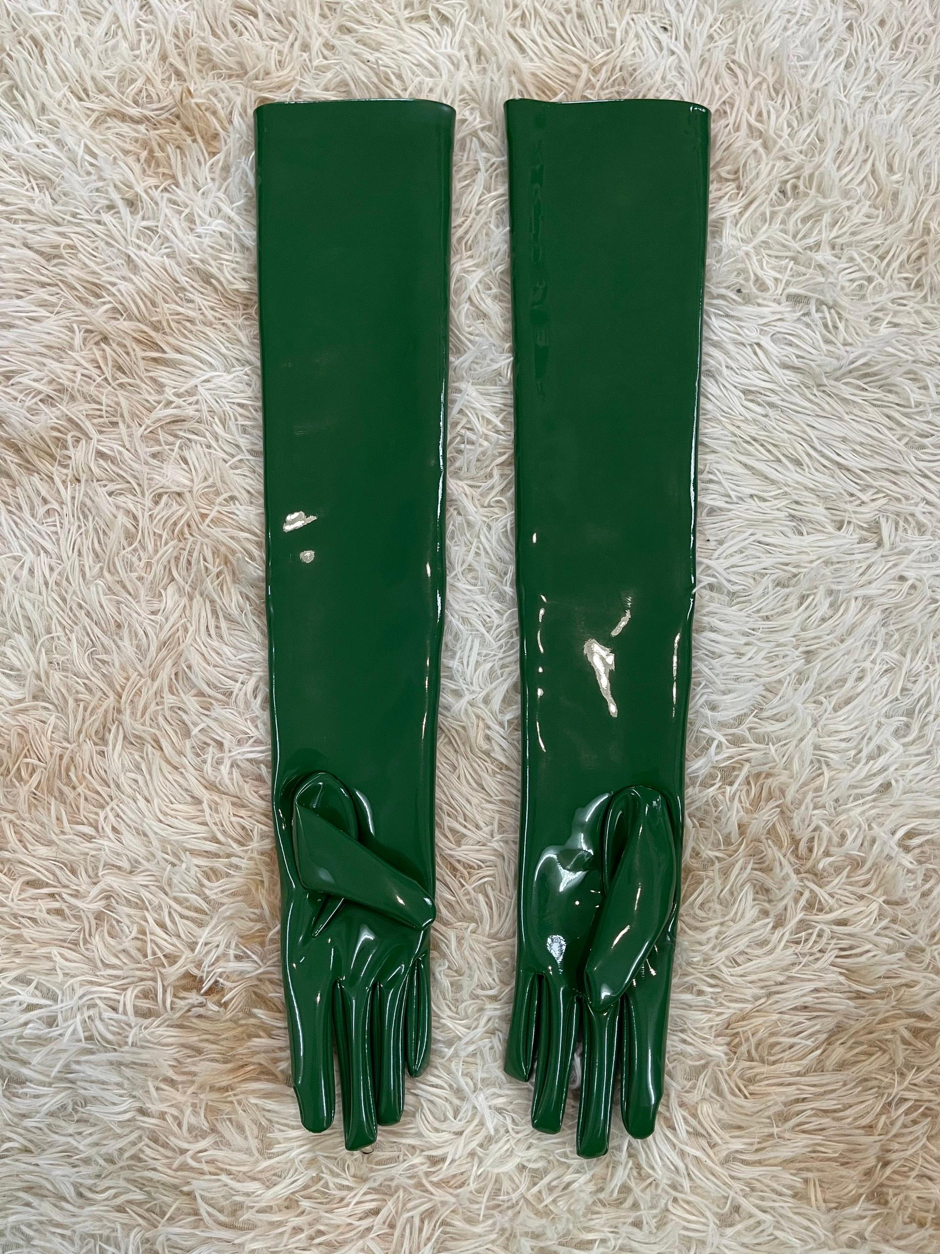 Gucci Embellished Patent-Leather Gloves In New Condition In Seattle, WA