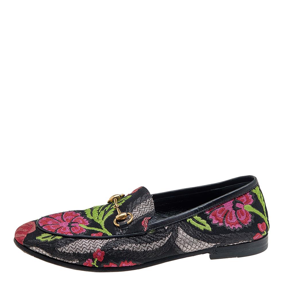 Exquisite and well-crafted, these Jordaan Gucci loafers are worth owning. They have been crafted from jacquard fabric and come flaunting floral motifs and the iconic Horsebit detail on the uppers. The loafers are ideal to wear all day!
