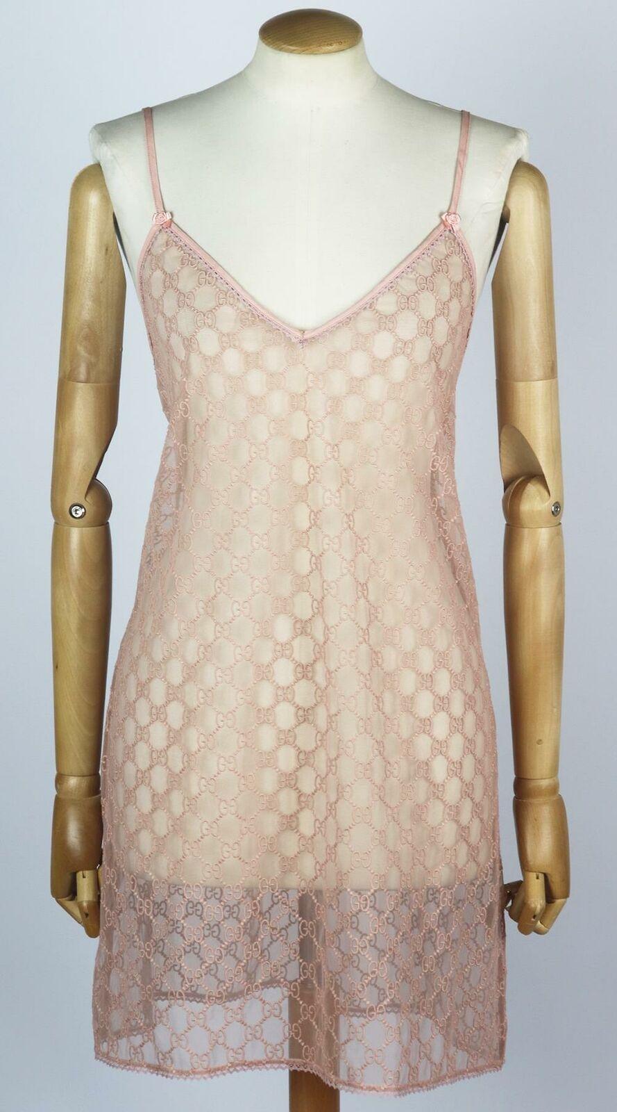 La colección Resort '20 de Gucci está repleta de piezas inspiradas en la lencería, como este minivestido, confeccionado en tul transparente de mezcla de algodón bordado con el icónico monograma 