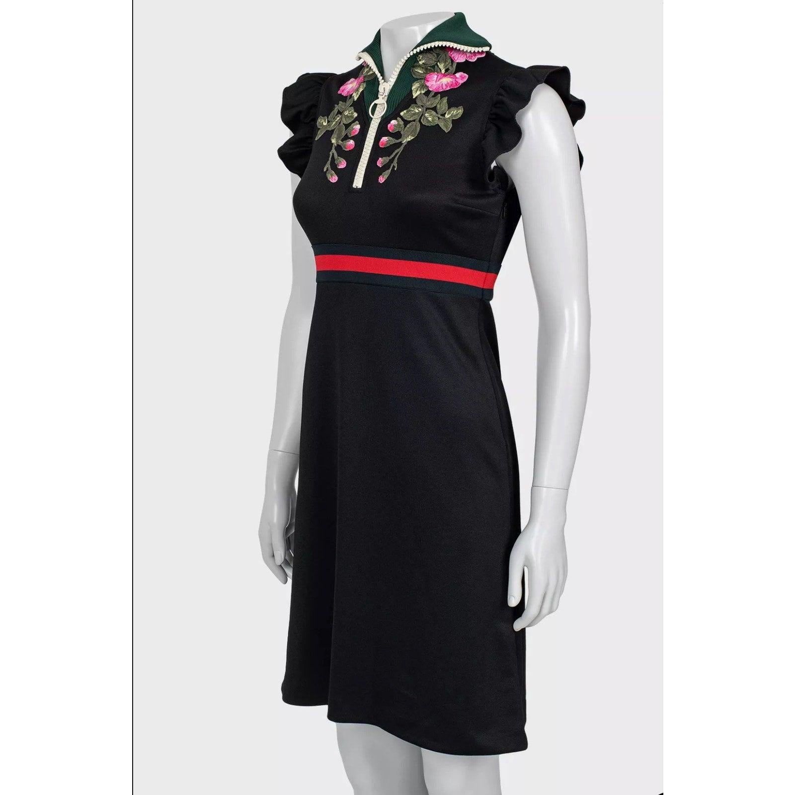 Robe Gucci absolument magnifique en taille XS ! Cette robe élégante et ajustée est confectionnée en polyester léger et présente des détails de broderie complexes qui ajoutent une touche de sophistication. 

Sa silhouette flatteuse et sa fermeture à