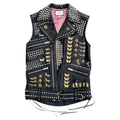 Il gilet in pelle ricamata e borchiata di Gucci potrebbe essere visto da Ozzy Ousbourne durante il tour