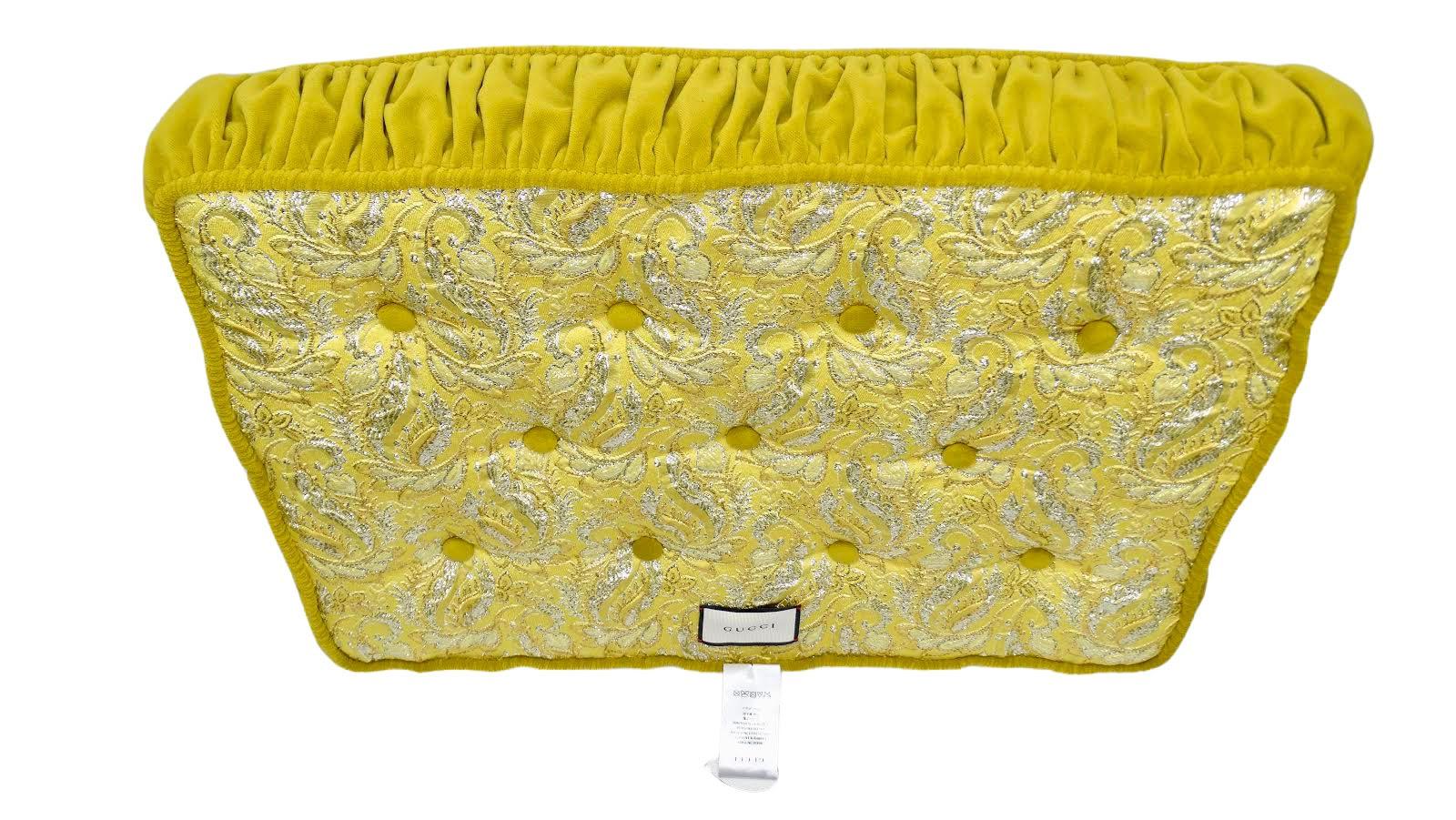Verschönern Sie Ihren Lebensraum mit einem Hauch von Gucci! Dieses Kissen aus chartreusfarbenem Samt mit Rüschenbesatz, schöner Lamé-Stickerei und getufteter Rückseite wurde in den letzten 2000er Jahren gefertigt. Perfekt, um sie auf Ihrem