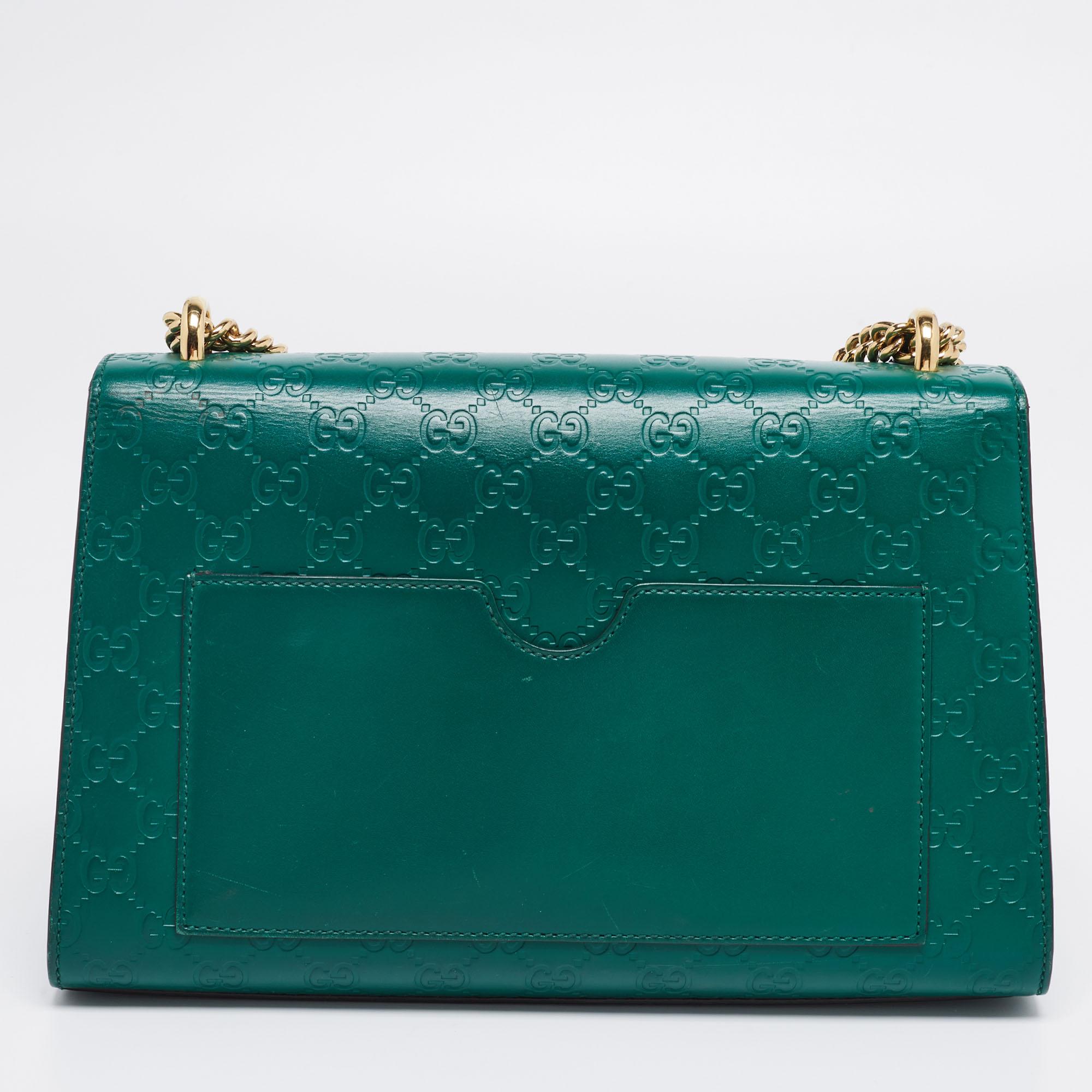 This chic and contemporary bag from Gucci will help you outline a stylish look and outshine everyone else! It comes crafted from the signature Guccissima leather and features a gold-tone padlock on the front flap. It opens to a spacious interior