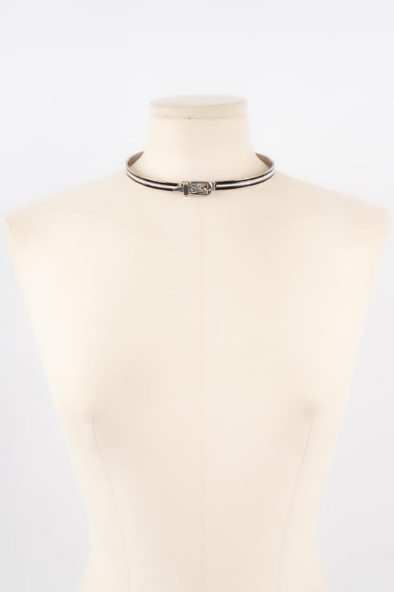 Gucci - Halskette aus Emaille und Silber.

Zusätzliche Informationen: 
Zustand: Guter Zustand
Abmessungen: Länge des Halsumfangs: 37 cm

Sellers Referenz: BC45
