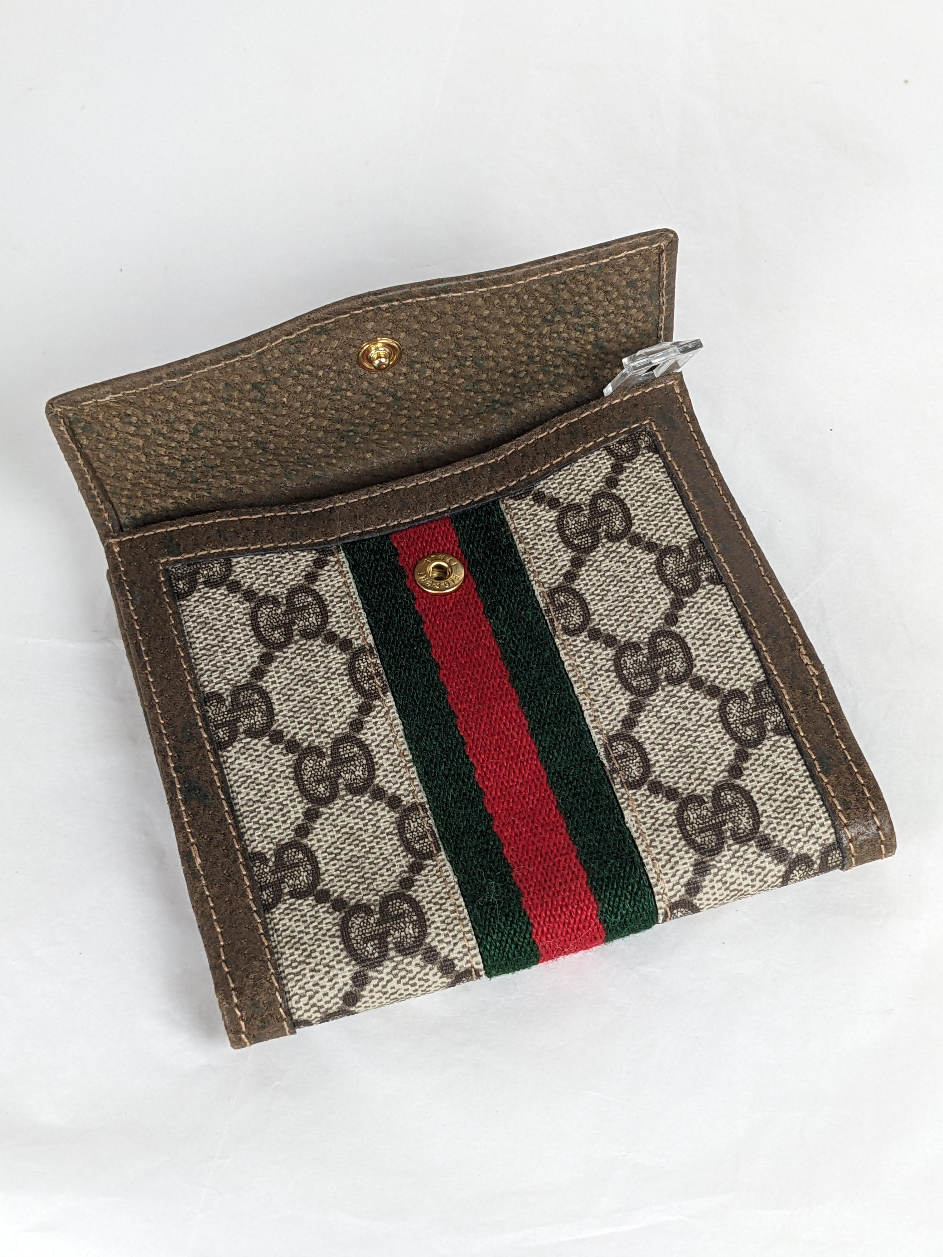 Portafoglio con logo smaltato Gucci In condizioni ottime in vendita a New York, NY