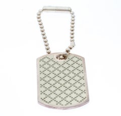 Pendentif avec étiquette en émail de Gucci en argent