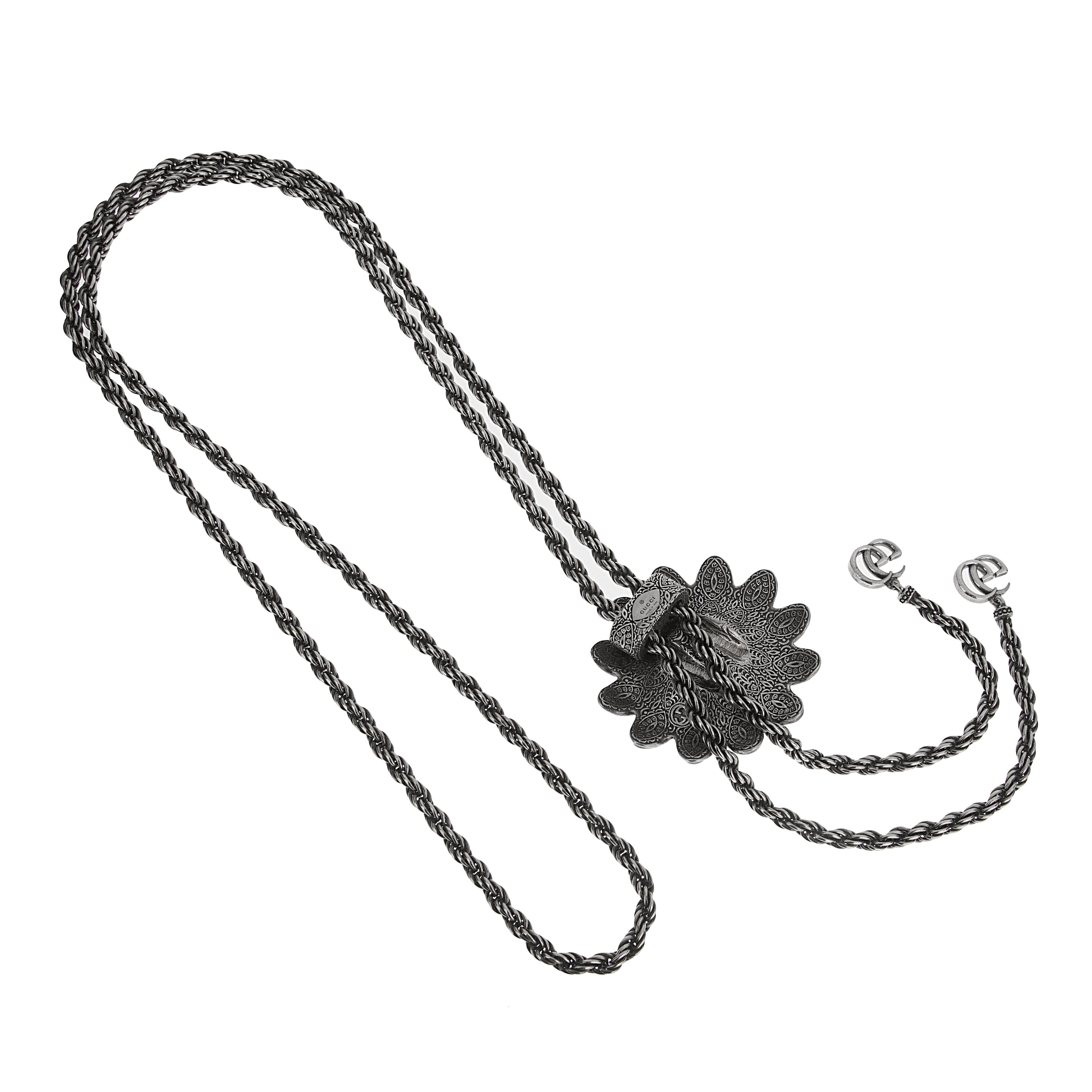 Diese Gucci Emaille-Blumen-Bolo-Krawattenkette versprüht Bohème-Charme mit einem luxuriösen Touch und verkörpert die eklektische Ästhetik von Gucci. Der Anhänger ist aus gealtertem Sterlingsilber gefertigt und hat einen kühnen Gänseblümchen-Stil mit