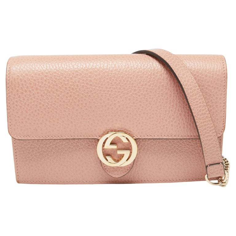 Gucci - Portefeuille en cuir rose anglais avec chaîne G imbriquée sur  chaîne En vente sur 1stDibs