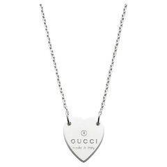 Gucci Pendentif en argent sterling gravé en forme de cœur YBB223512001