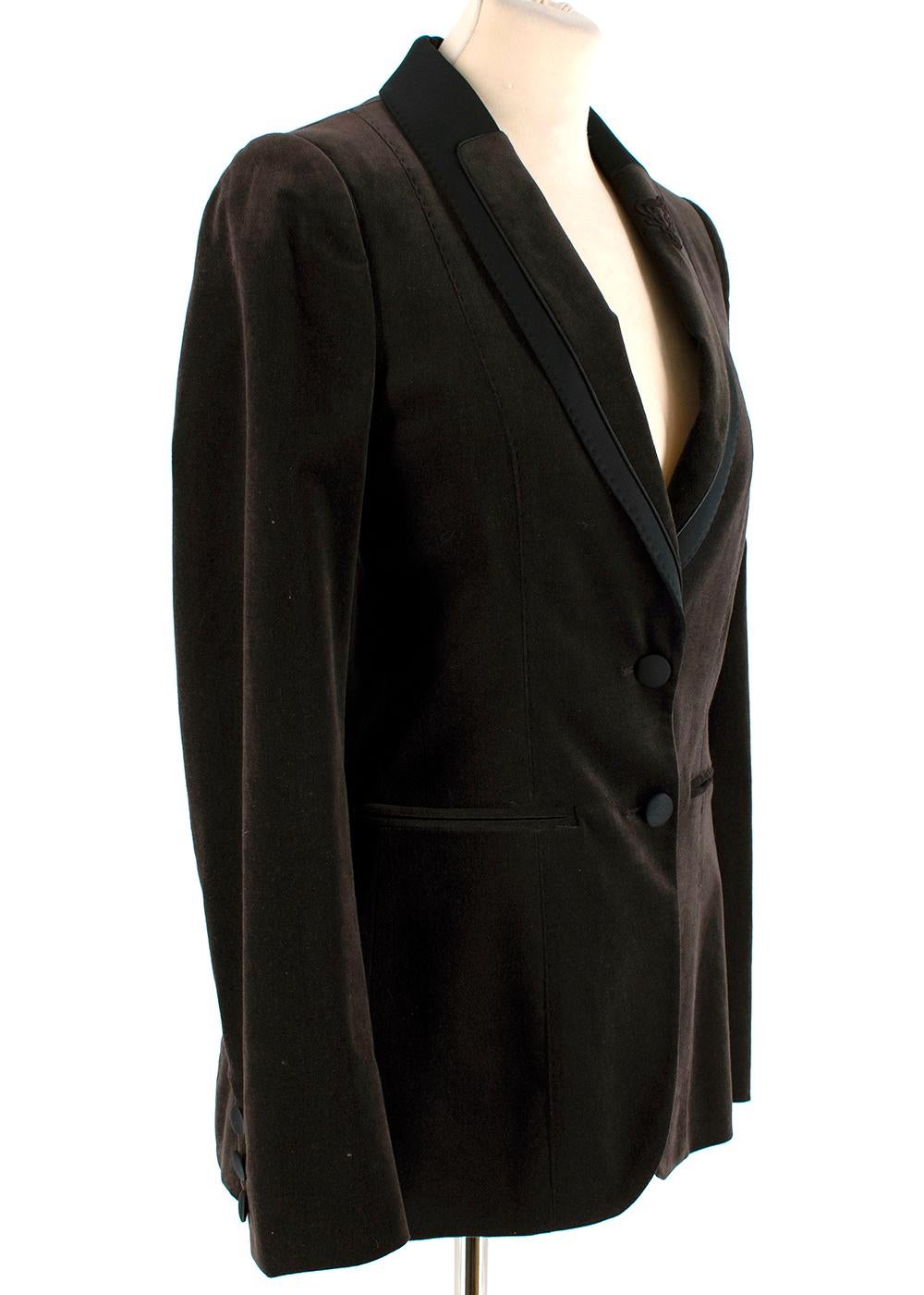 Gucci Espresso Brown Velvet Single Breasted Blazer

- Dark brown velvet blazer
- Single breasted design 
- Embroidered 'G' detailing on lapel 
- Satin lapels and covered buttons 
- Buttoned sleeves
- False front welt pockets 
- Back vent 
- Black