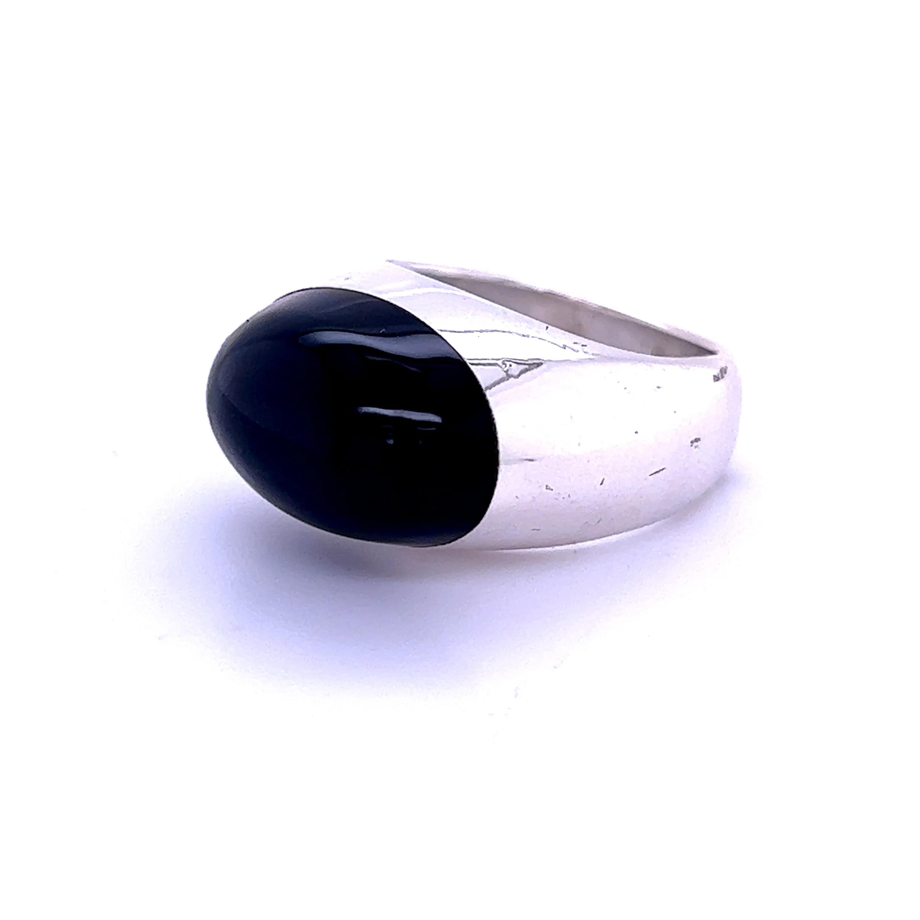 Gucci Estate Black Onyx Ring Size 6.75 Sterling Silver 6 mm  In Good Condition For Sale In Brooklyn, NY