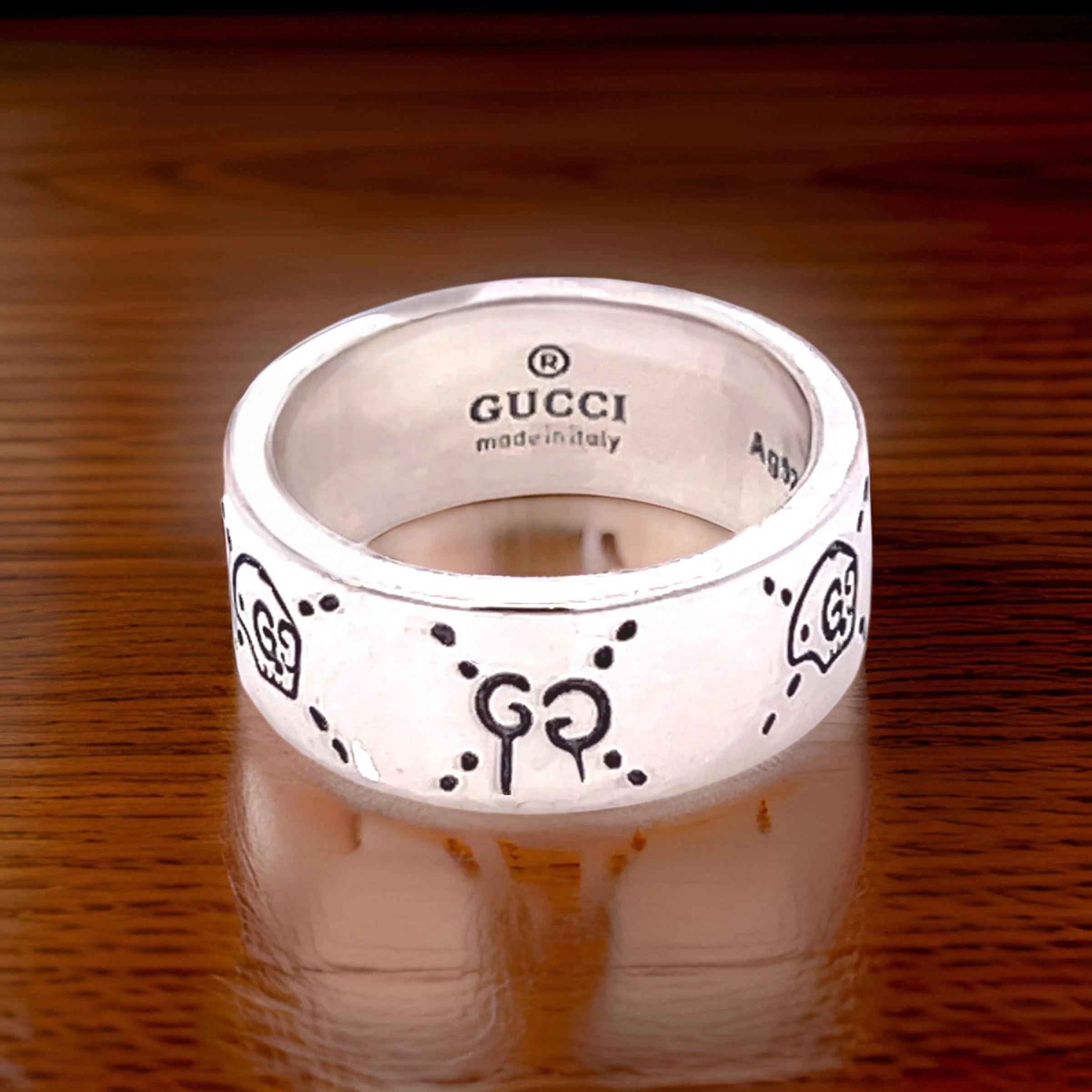 Women's or Men's Gucci Estate Engraved Ring Size 8 Sterling Silver 8.5 mm Height For Sale