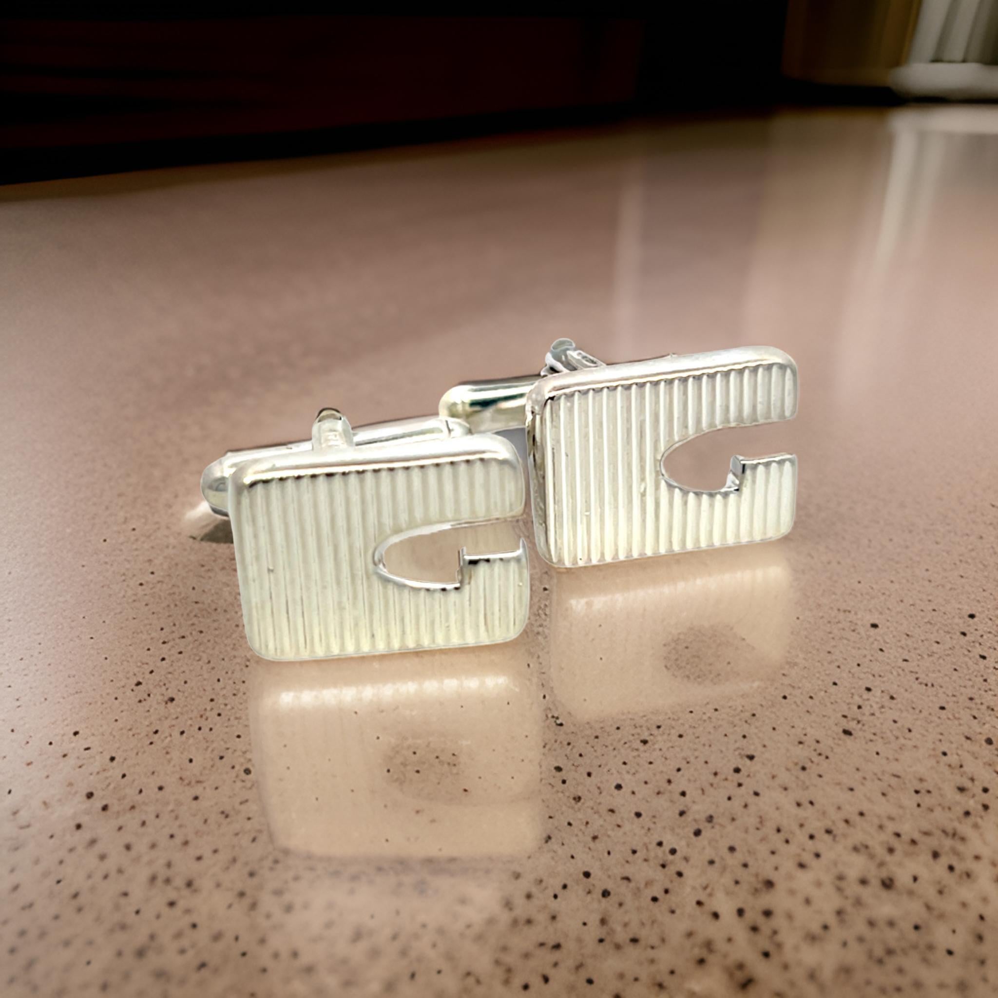 Authentic Gucci Estate Mens Cufflinks Sterling Silver G37

These iconic Gucci sterling silver cufflinks are a timeless statement of elegance and sophistication.


Expertly crafted from premium sterling silver, they feature Gucci’s signature design
