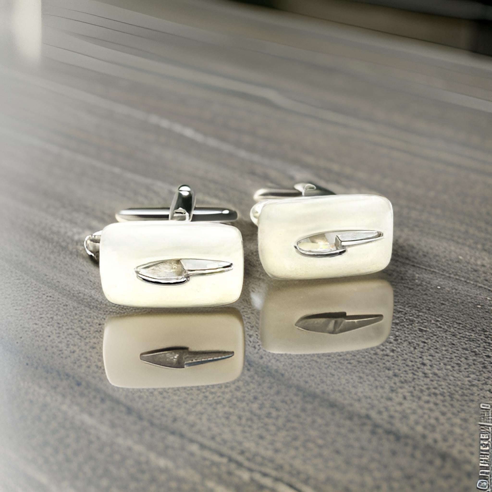 Authentic Gucci Estate Mens Cufflinks Sterling Silver G39

These iconic Gucci sterling silver cufflinks are a timeless statement of elegance and sophistication.


Expertly crafted from premium sterling silver, they feature Gucci’s signature design