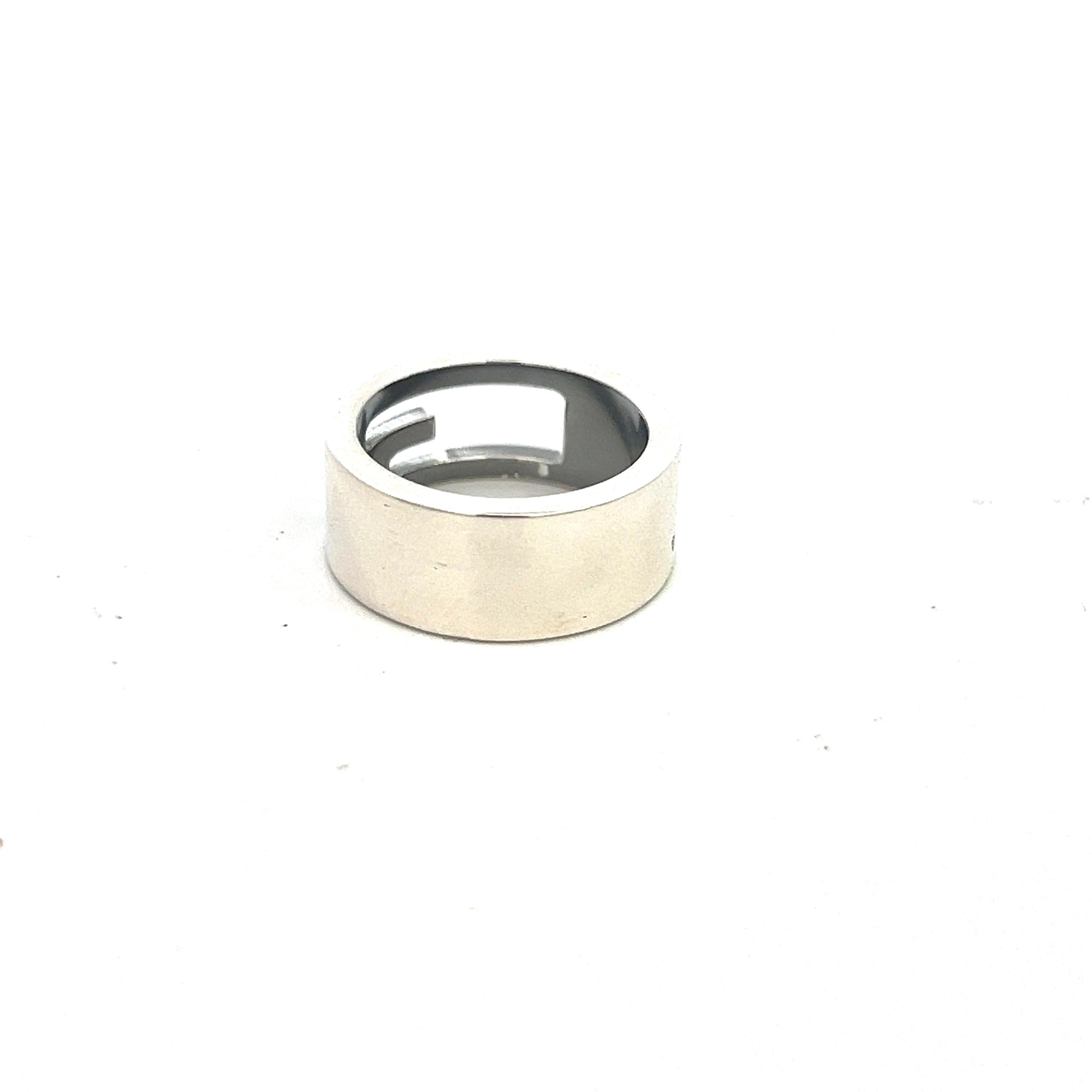 Autentico anello Gucci Estate misura 5,5 A. Silver altezza 8 mm G29

Questo elegante anello Gucci Authentic è realizzato in argento sterling e ha un peso di 7,5 grammi con un'altezza di 8 mm.

VENDITORE DI FIDUCIA DAL 2002

SI PREGA DI VEDERE LE