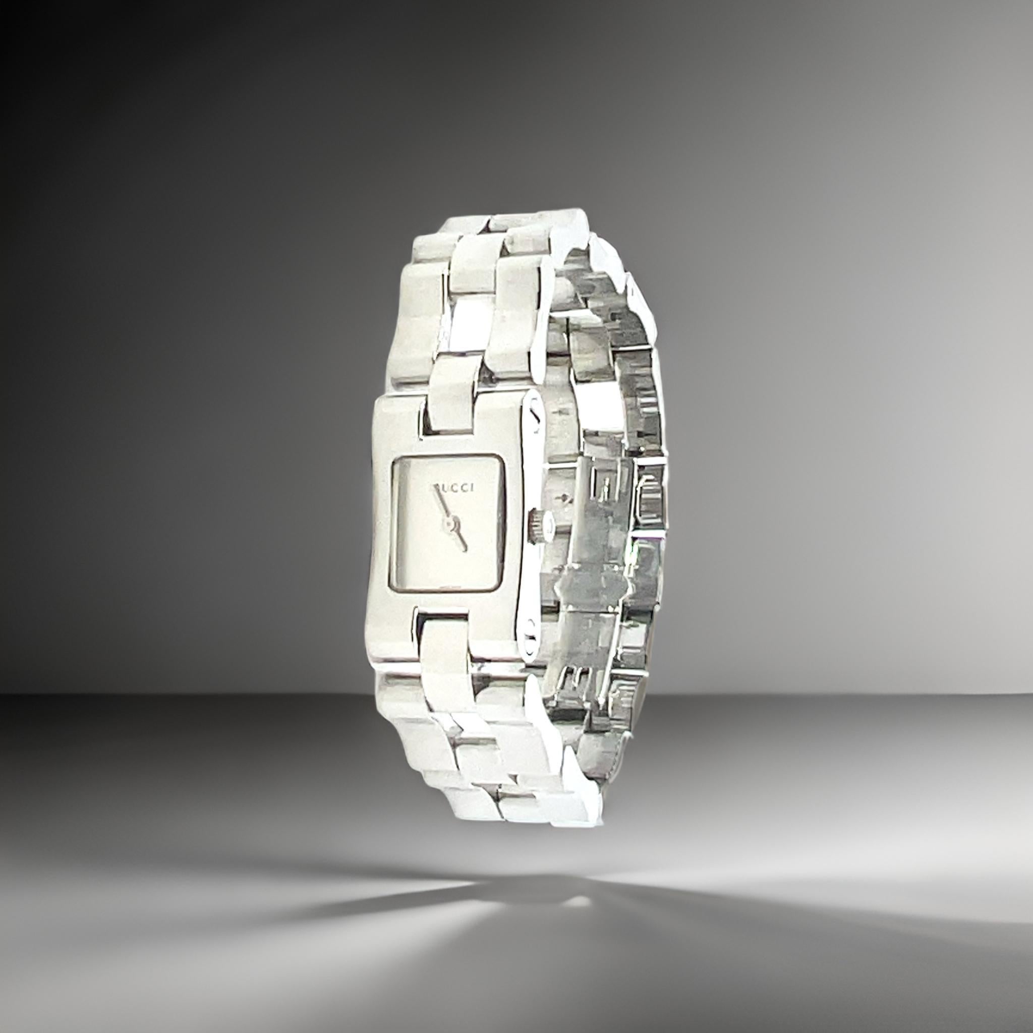 Gucci Estate Swiss Made Stainless Steel Ladies Wristwatch In Good Condition For Sale In Brooklyn, NY