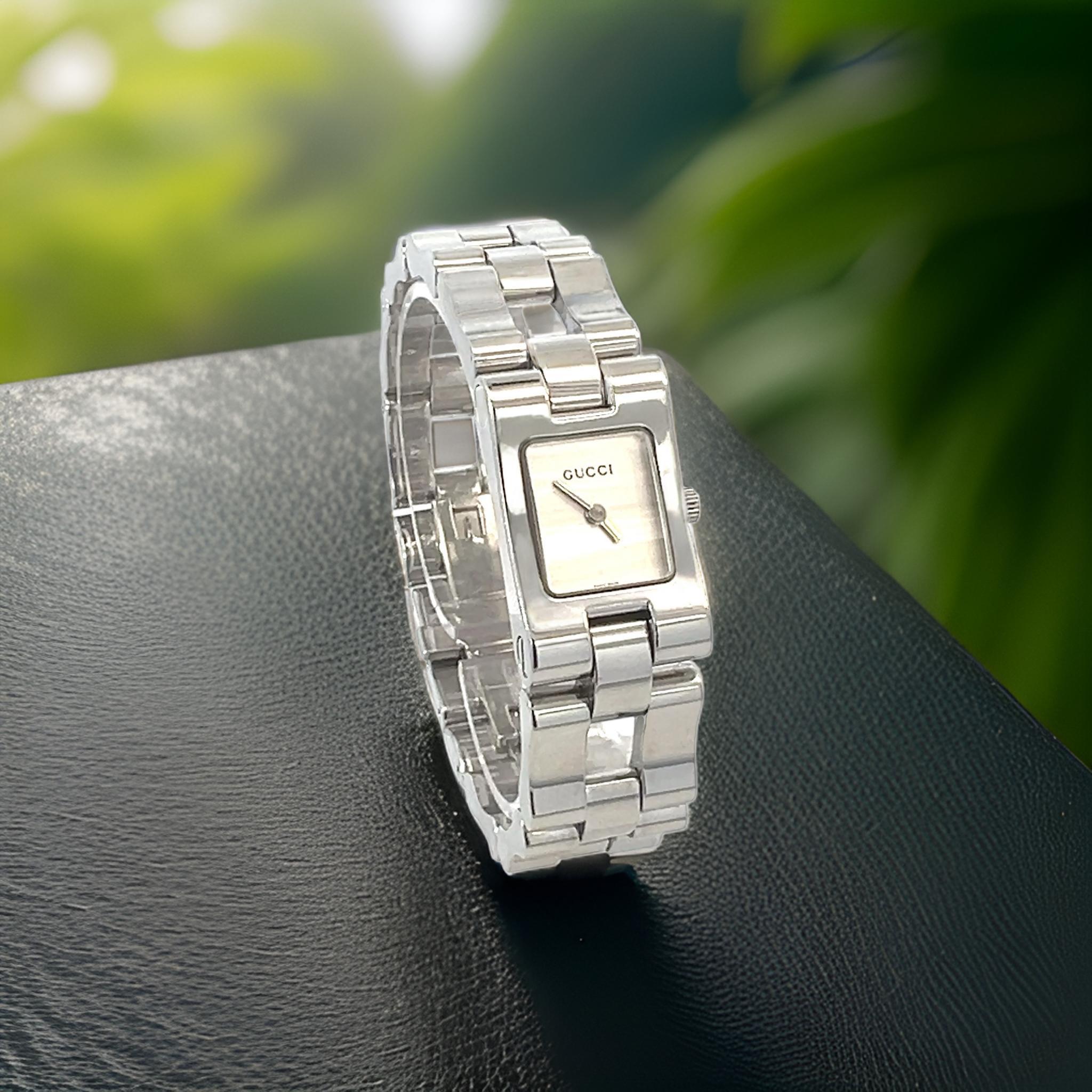 Gucci Estate Swiss Made Stainless Steel Ladies Wristwatch For Sale 4