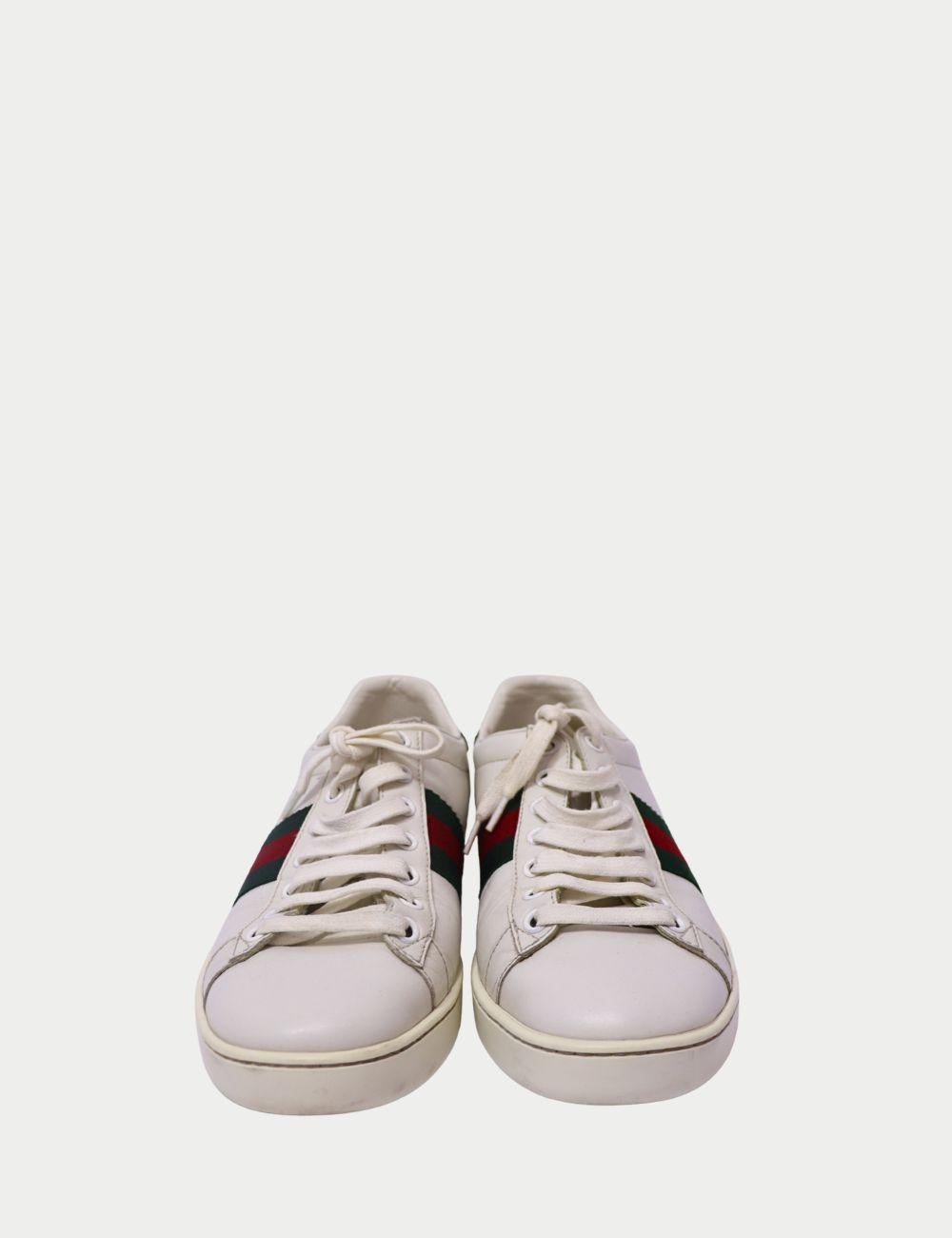 Gucci Ace Zapatillas de piel blanca con banda de tela

Un clásico moderno, estas zapatillas Gucci Ace de piel blanca lucen la icónica franja de red de la casa en verde y rojo a lo largo de los laterales. Confeccionadas en suave piel de becerro, las