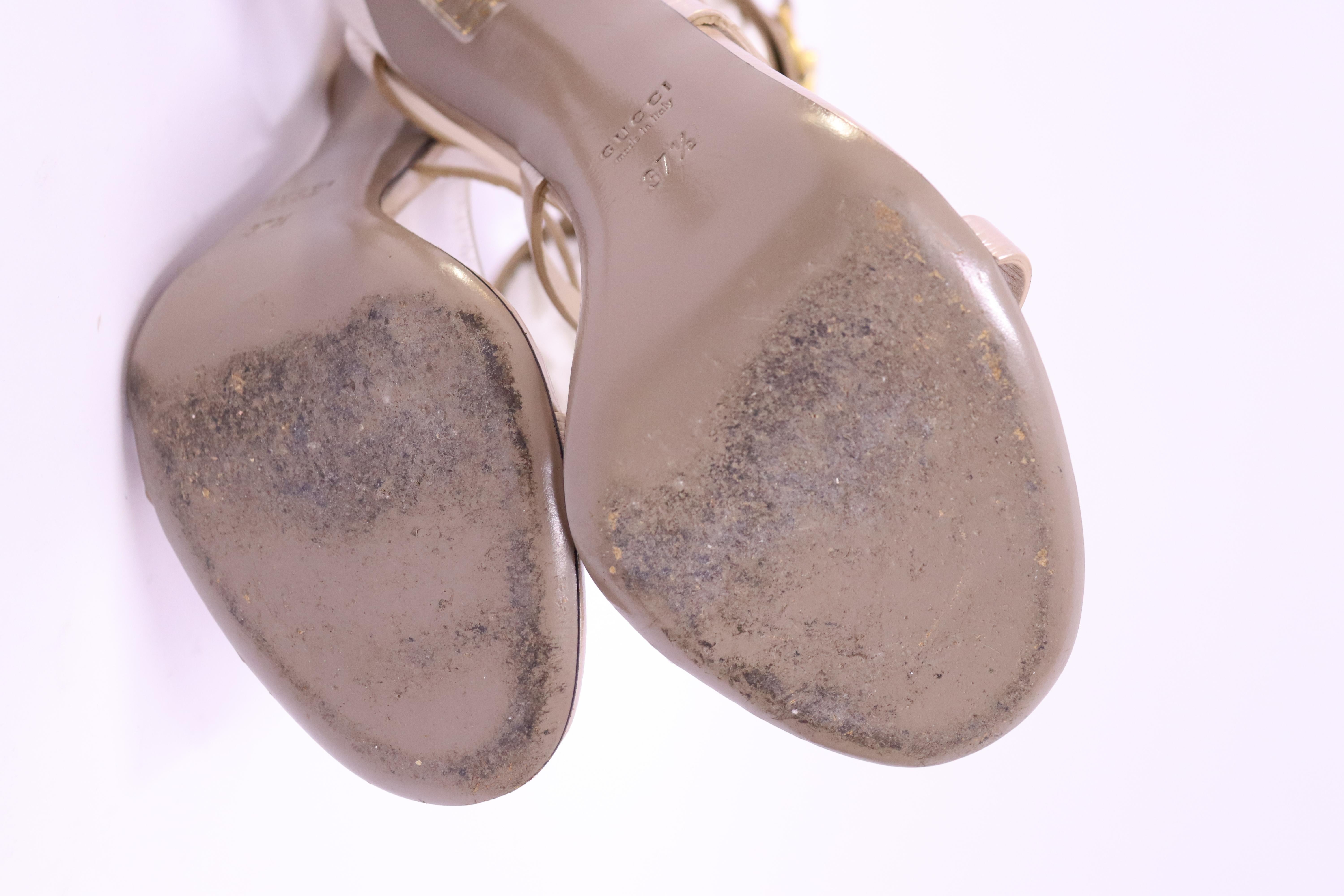Sandalias de tacón con puño metálico Gucci

Descripción del producto:
Atrae todas las miradas con estas llamativas sandalias Gucci Metallic Ankle Cuff Stiletto. Confeccionados en un acabado rubor-nude brillante, estos tacones presentan un diseño