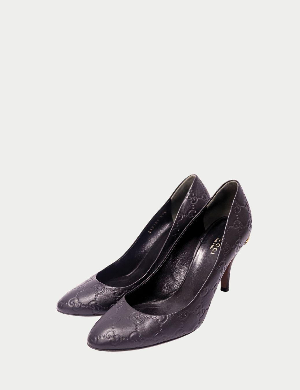 Adéntrate en la sofisticación atemporal con estos zapatos de salón Gucci de piel negra, confeccionados en Italia con piel de becerro de primera calidad.

Con una elegante punta puntiaguda y el icónico monograma GG entrelazado, este par irradia