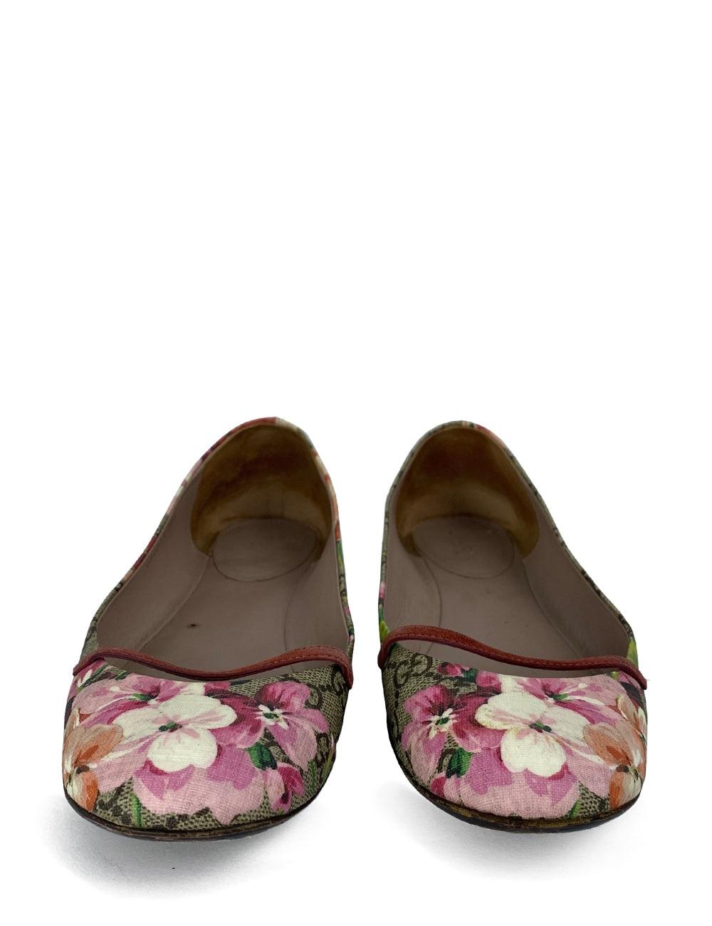 Gucci GG Supreme Monogram Blooms Ballet Flats in Antique Rose. Features a red leather strap and a rounded toe. 

Additional information:
Material: Leather
Size: EU 38.5 
Overall Condition: Good
Interior Condition: Signs of use
Exterior Condition: