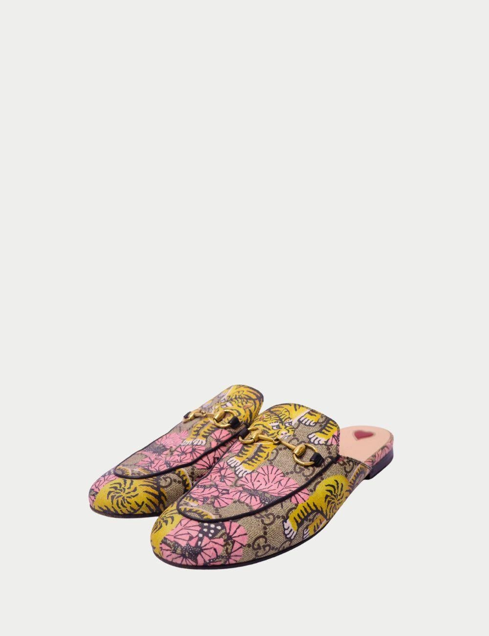 Mules de lona con estampado floral y tigre Gucci Princetown

Divertidas pero icónicas, estas mules Princetown de Gucci se reinventan en un atrevido lienzo con estampado de tigre y flores, mostrando el espíritu creativo de la casa. Con el detalle del