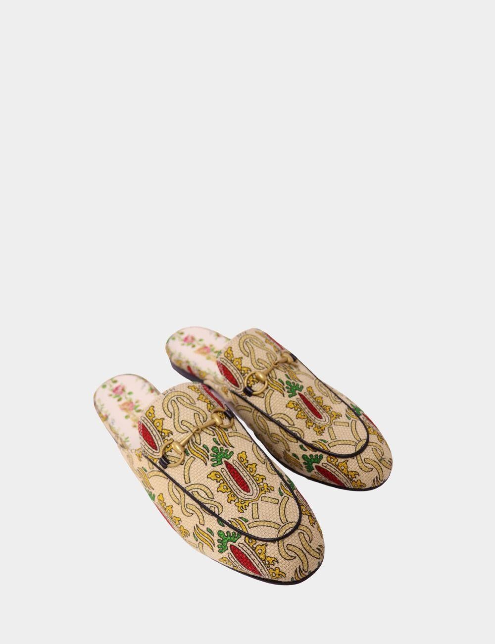 Entrez dans le luxe avec ces mocassins brodés Gucci Princetown, une silhouette signature réimaginée en toile richement texturée et ornée de broderies multicolores. Dotés de l'emblématique mors en métal doré et d'un modèle à enfiler, ces mocassins