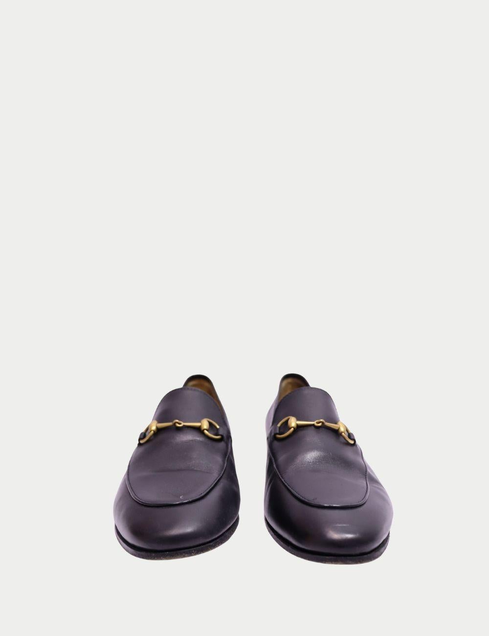 Mocasines Gucci Classic Leather Horsebit - Negro


Icono atemporal del lujo italiano, el mocasín Gucci Horsebit combina la sofisticación clásica con la elegancia moderna. Confeccionados en suave piel negra, estos mocasines incorporan los herrajes de