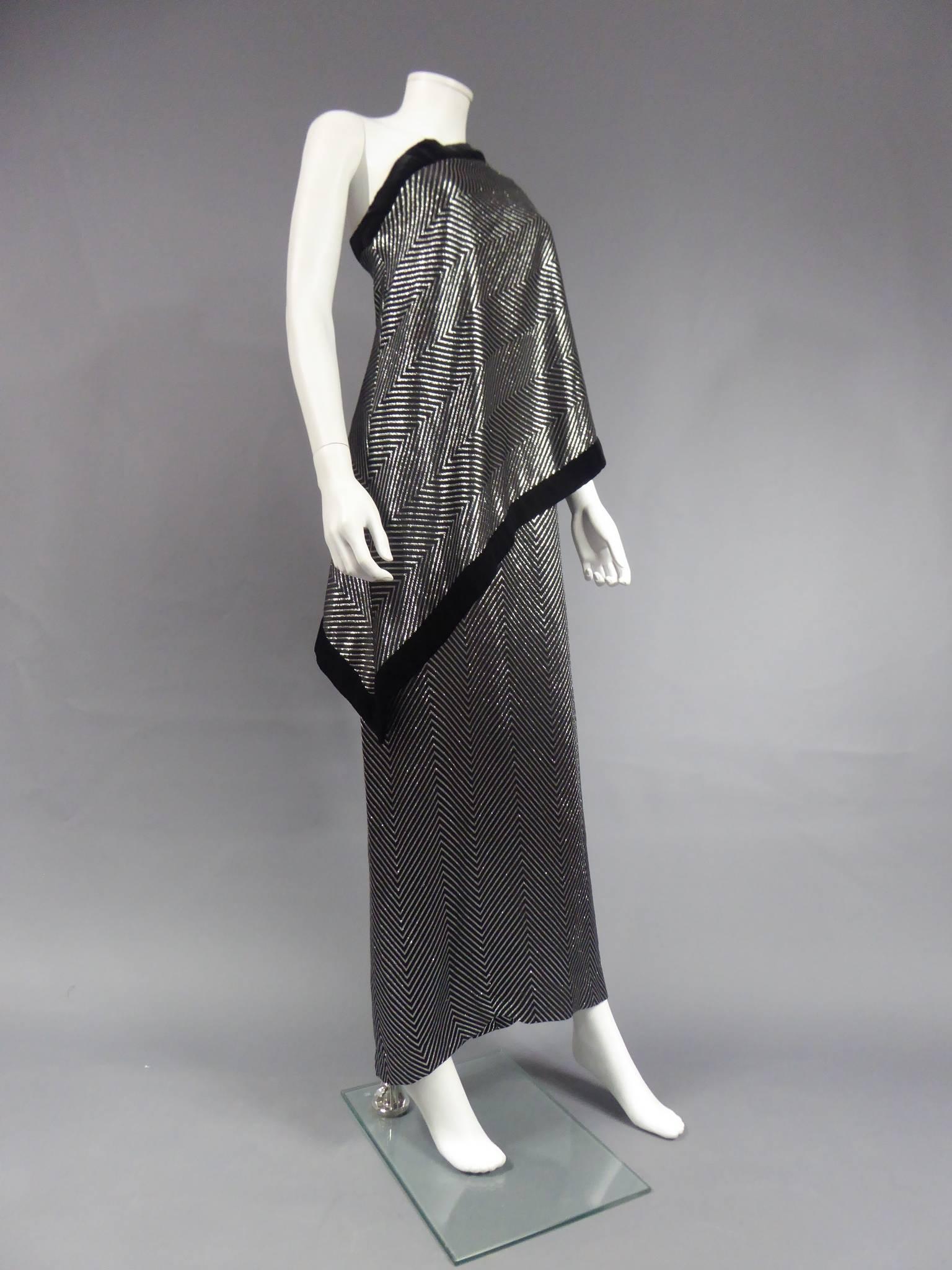 Noir Robe de soirée en lamé argenté de Gucci, CIRCA 1990 en vente