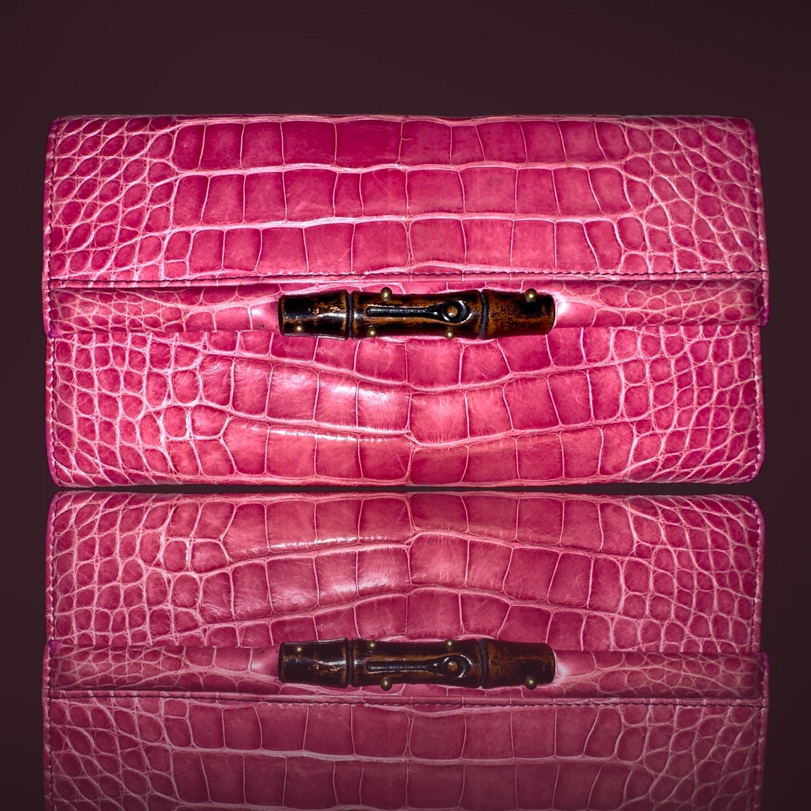 Precious leathers appear throughout the Gucci Exotics collection, their delicate textures add a unique note to the classic silhouette.

Inside: 6 card slots and 1 bill compartments, 1 zipped compartment, two side compartments
Size circa