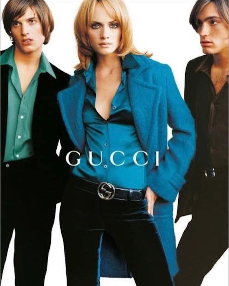 Datant de LA collection qui a remis Gucci sur le devant de la scène - la collection F/W 1995 de Tom Ford - cet incroyable manteau est une pièce immédiatement reconnaissable et iconique. Confectionné en mohair à poils profonds dans une magnifique