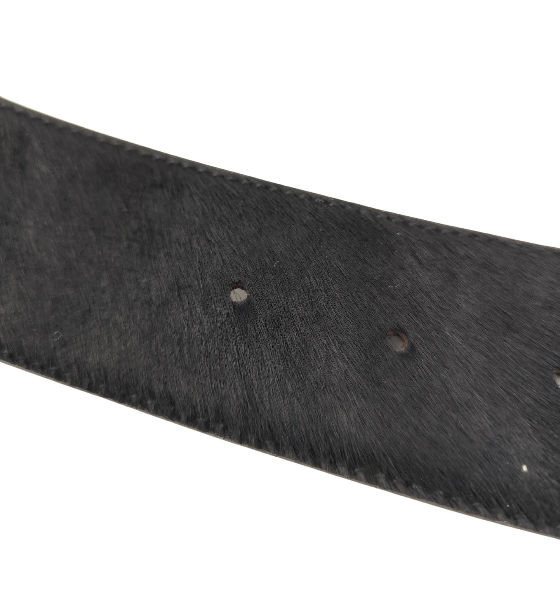 Gucci F/W 1996 ceinture à boucle logo dorée en poils de poney noir en vente 12