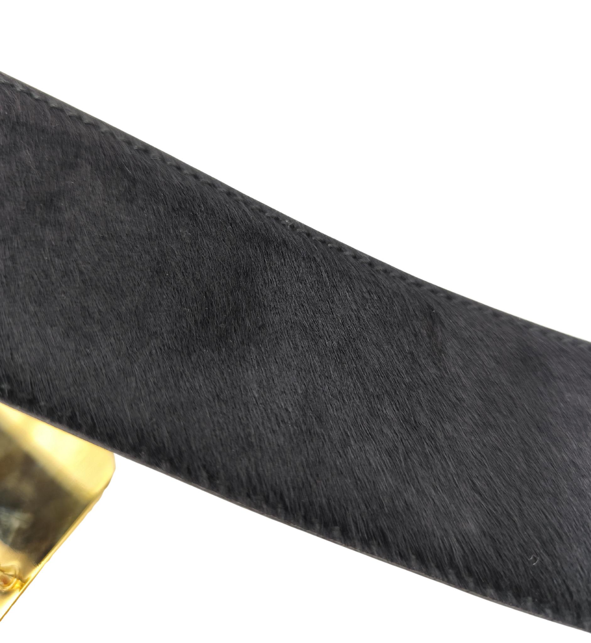 Gucci F/W 1996 ceinture à boucle logo dorée en poils de poney noir en vente 1