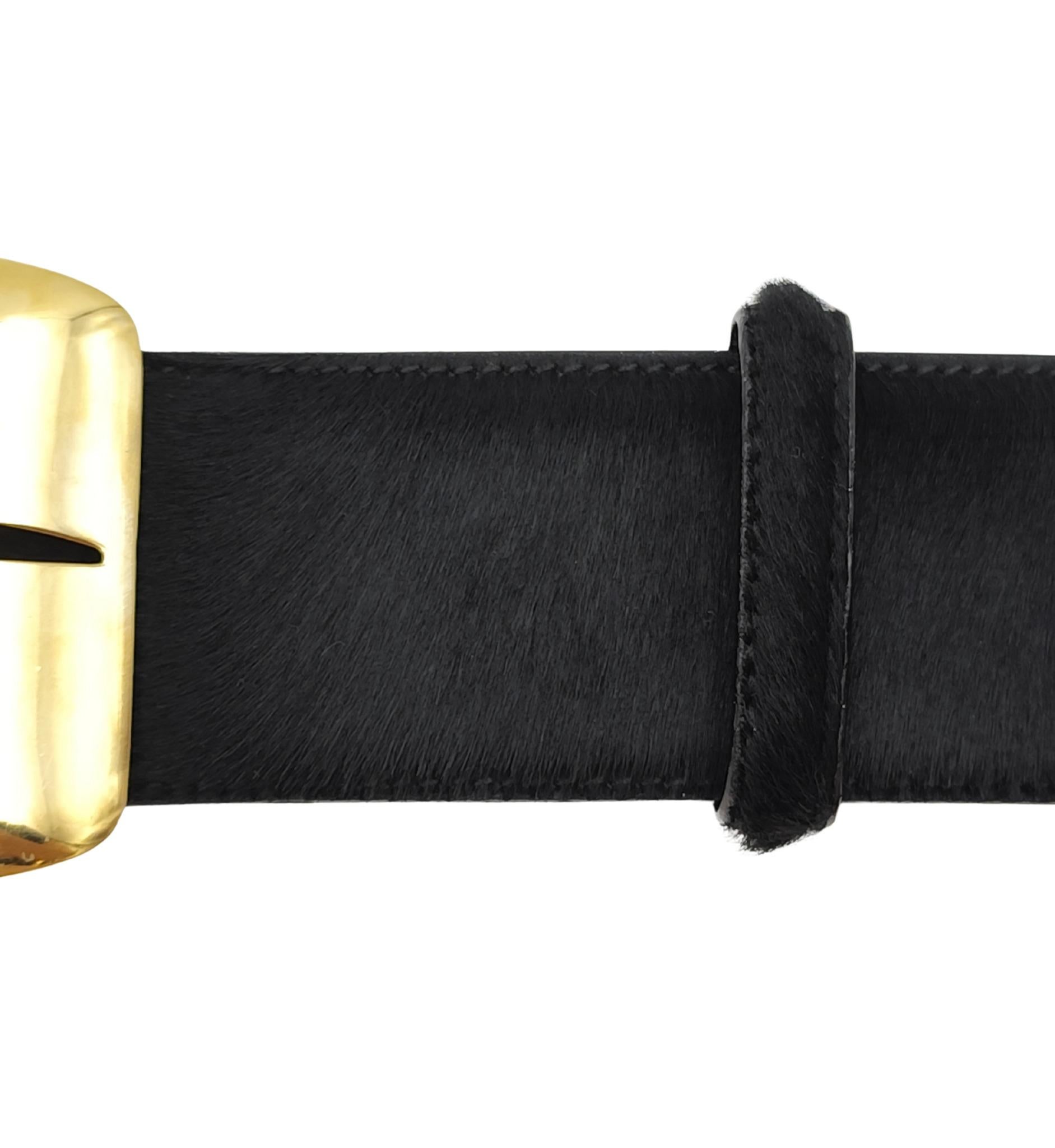 Gucci F/W 1996 ceinture à boucle logo dorée en poils de poney noir en vente 2